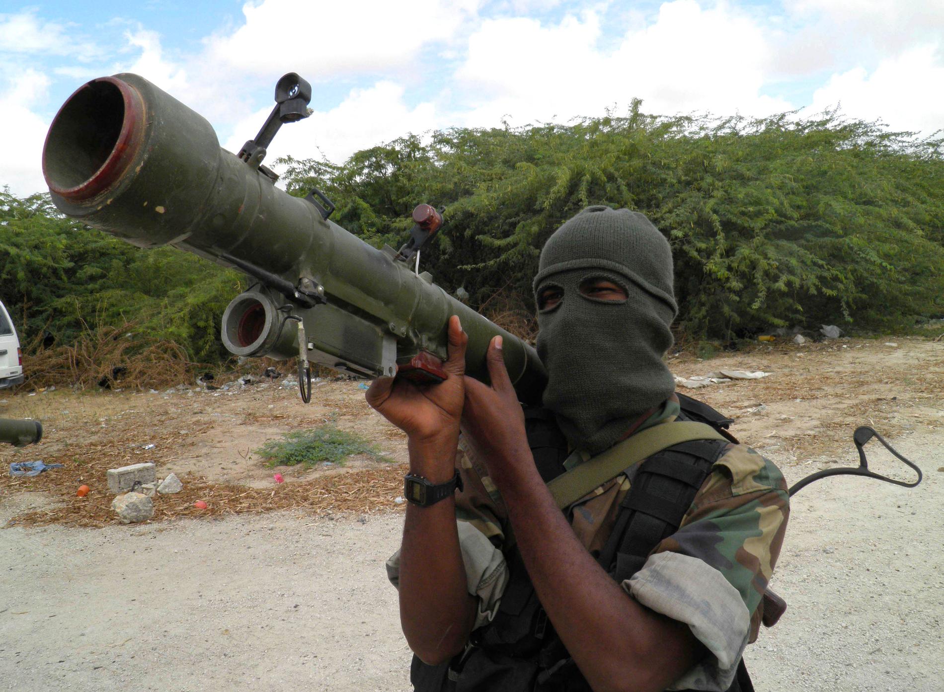 En Al-Shabaab-krigare i Somalia visar upp sitt vapen.
