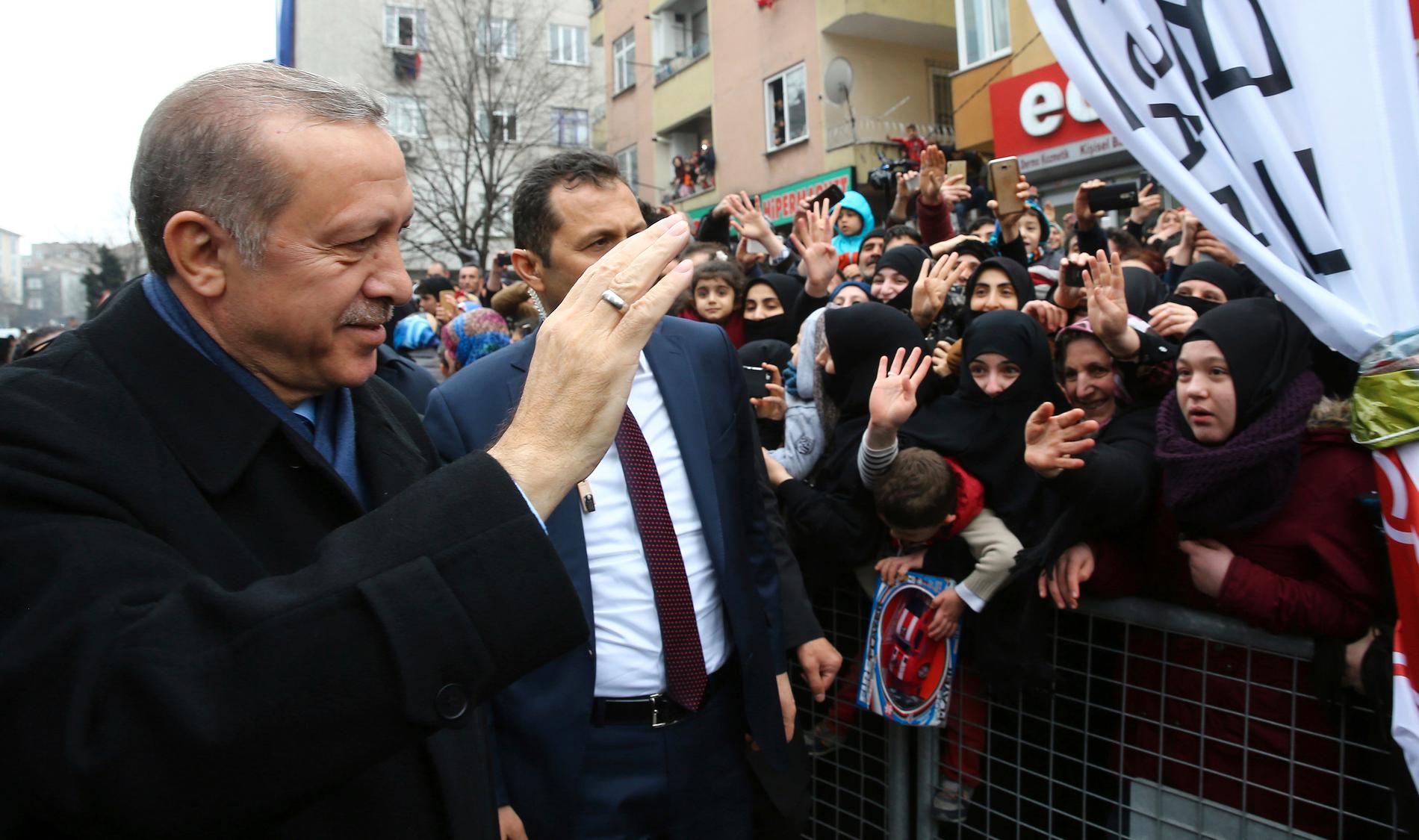 Turkiets president Erdogan under valmöte i Istanbul på lördagen.
