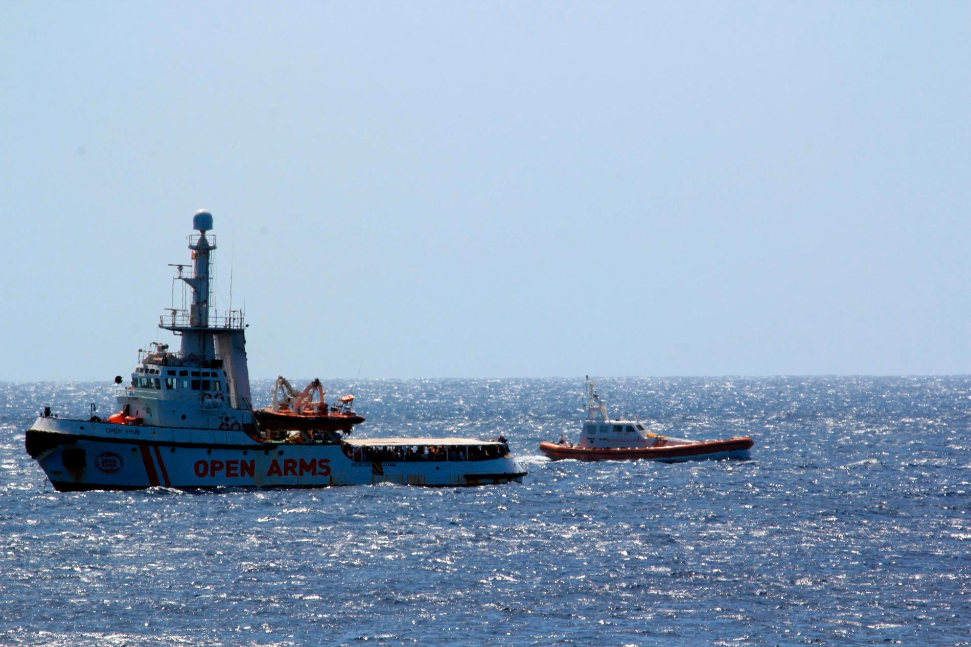 Italienska kustbevakningen intill fartyget Open Arms. Arkivbild.
