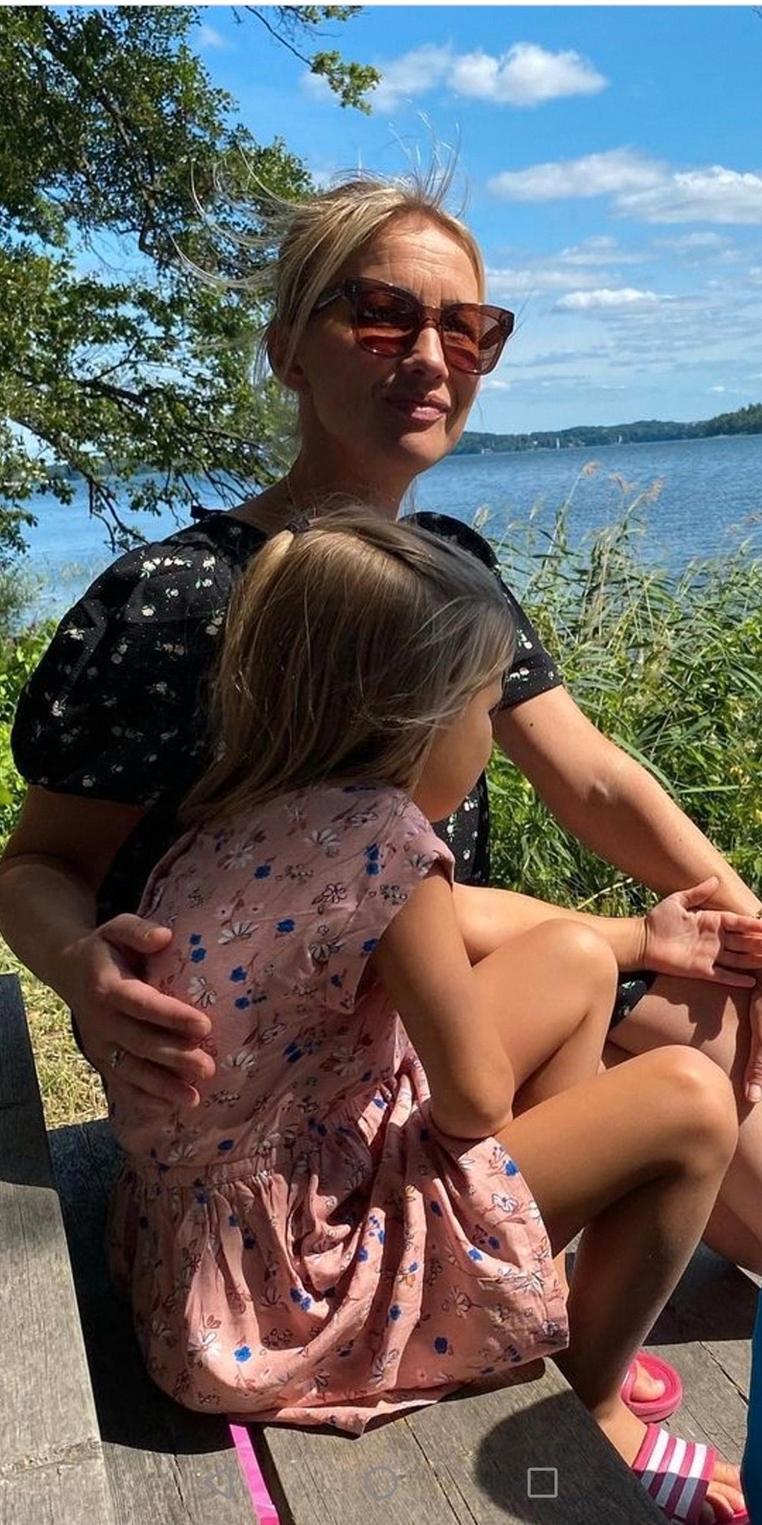 Emma Lindström med dottern Alma, 9. 
