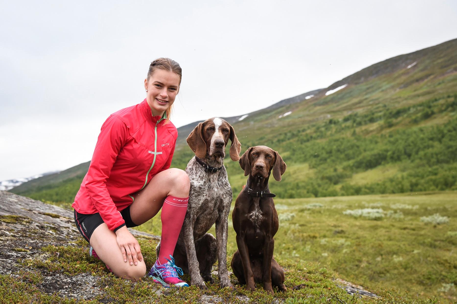 Längdåkaren Sofia Henriksson, 21, med hundarna Vinna och Ajax. Norra Storfjället reser sig mäktigt i nordväst. Här tränar Sofia för att ta sig tillbaka i tävlingsspåret. Efter en succéstart förra säsongen drabbades hon av en ätstörning.