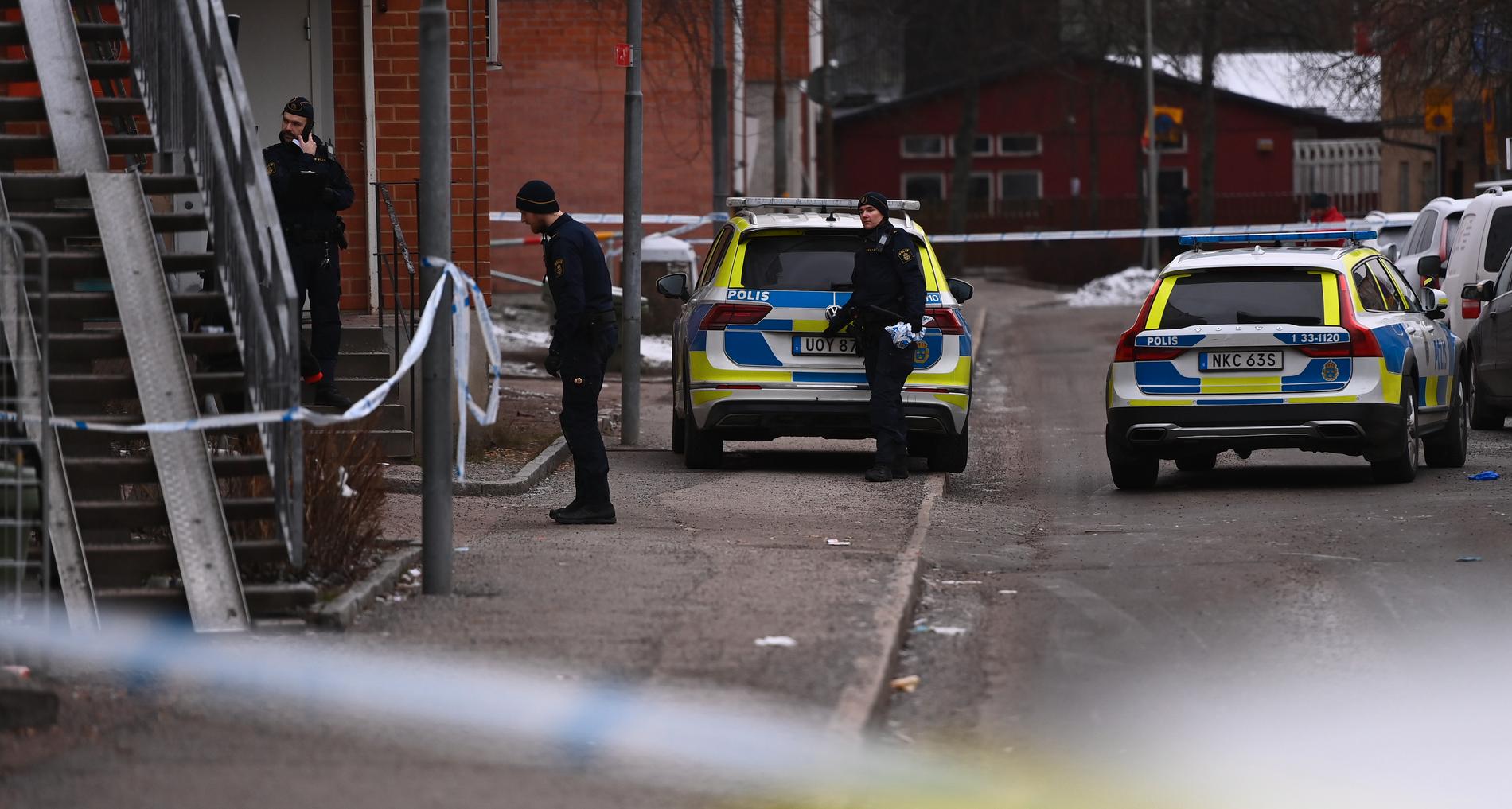 Polis på plats i Rinkeby på juldagsmorgonen.