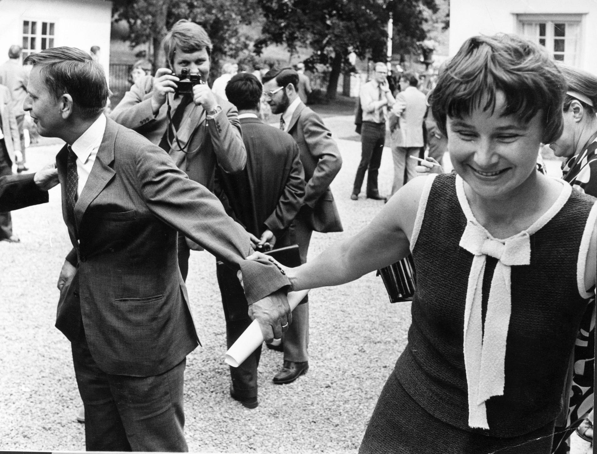 Konferens på Harpsund 1971 och Lisbeth Palme försöker få med sig Olof Palme. Arkivbild.