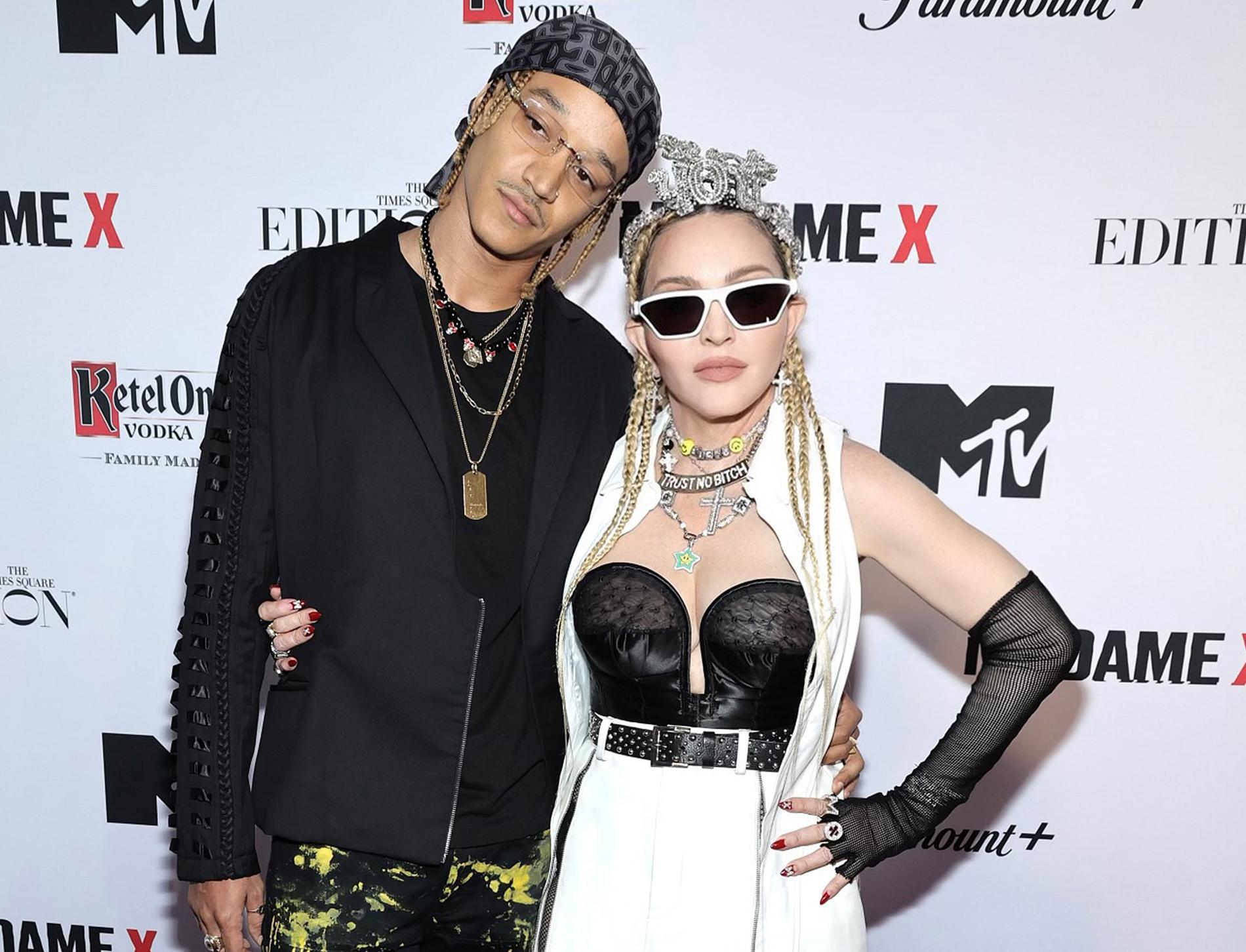 Ahlamalik Williams och Madonna på röda mattan i september förra året.
