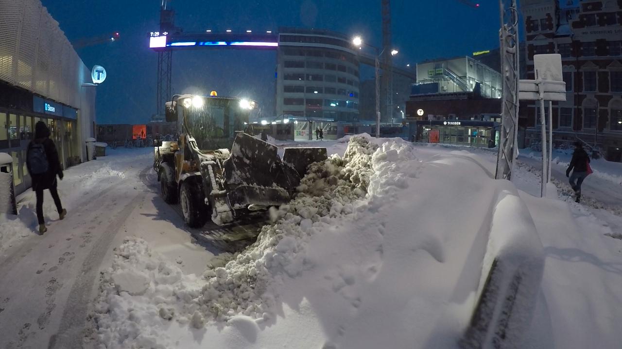 Plogbil i Stockholm. Stora mängder snö har fallit under natten. 