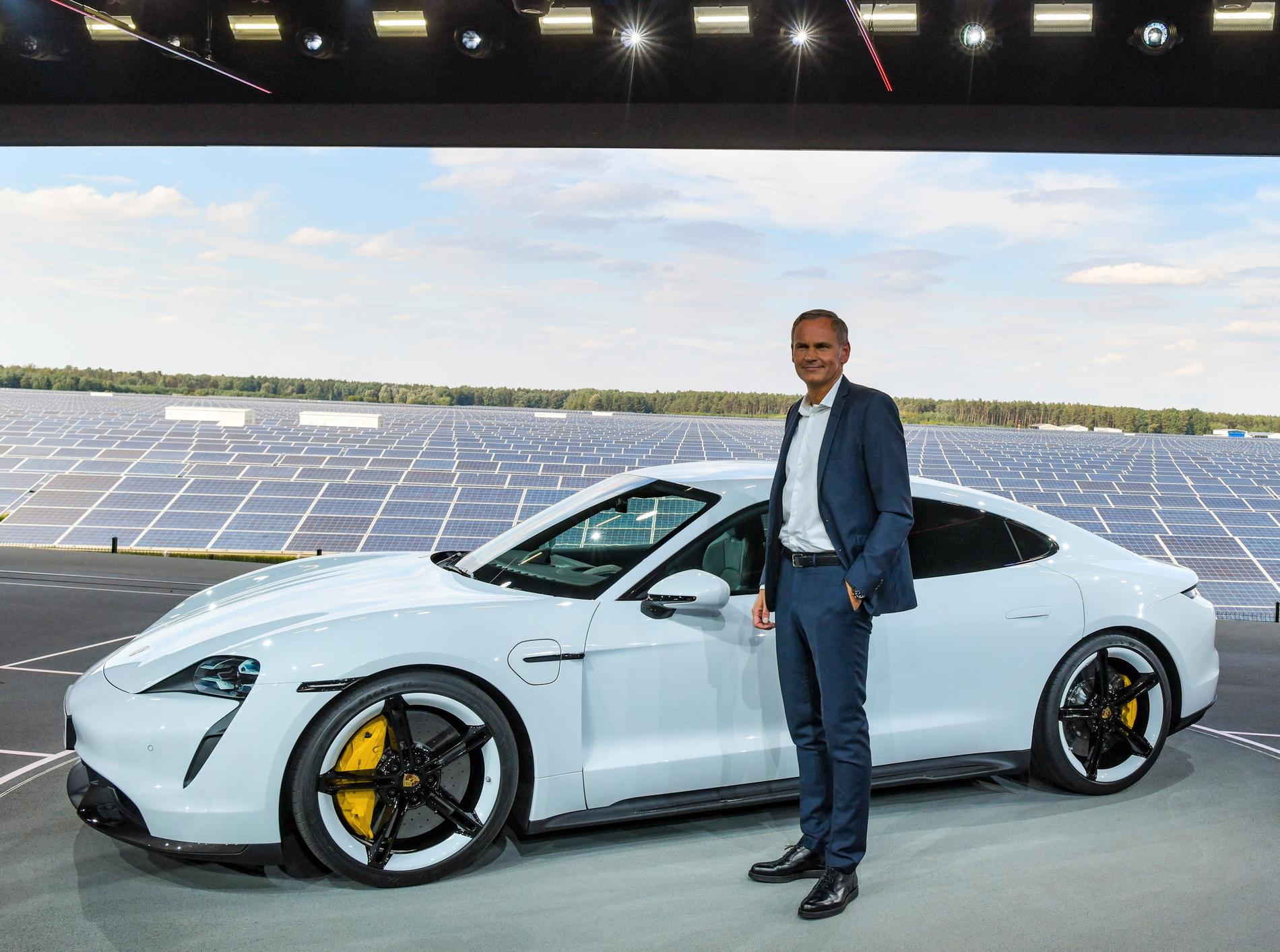 Porsche-chefen Oliver Blume med Taycan, det tyska märkets första elbil, vid presentationen på Neuhardenberg-flygplatsen i onsdags.