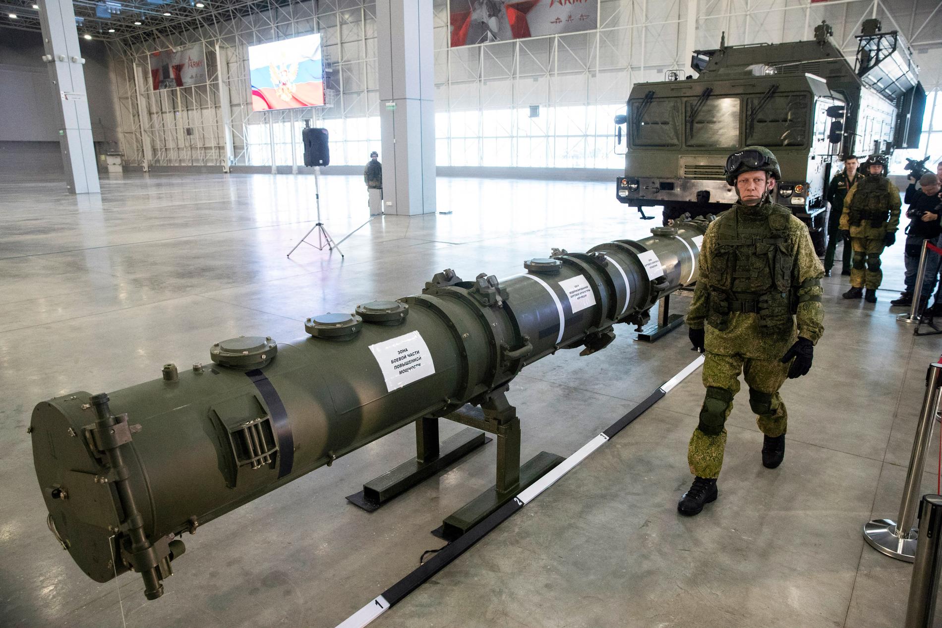 På bilden från tidigare i år syns en rysk militär bredvid den landbaserade kryssningsroboten Novator 9M729. USA har anklagat Ryssland för att bryta mot det nu skrotade INF-avtalet genom att utveckla roboten. Arkivbild.