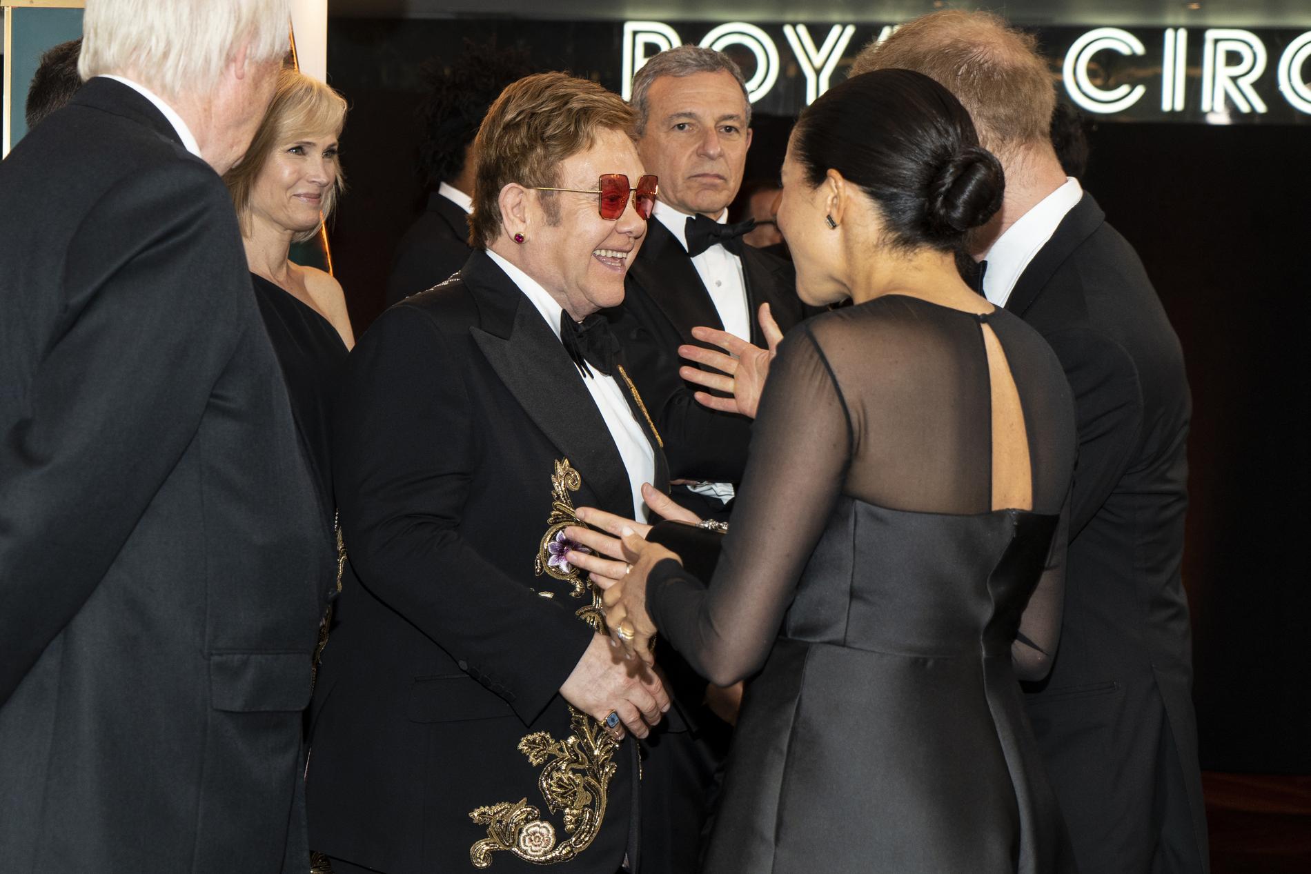 Elton John, Prins Harry och Meghan vid den europeiska premiären av Lejonkungen.