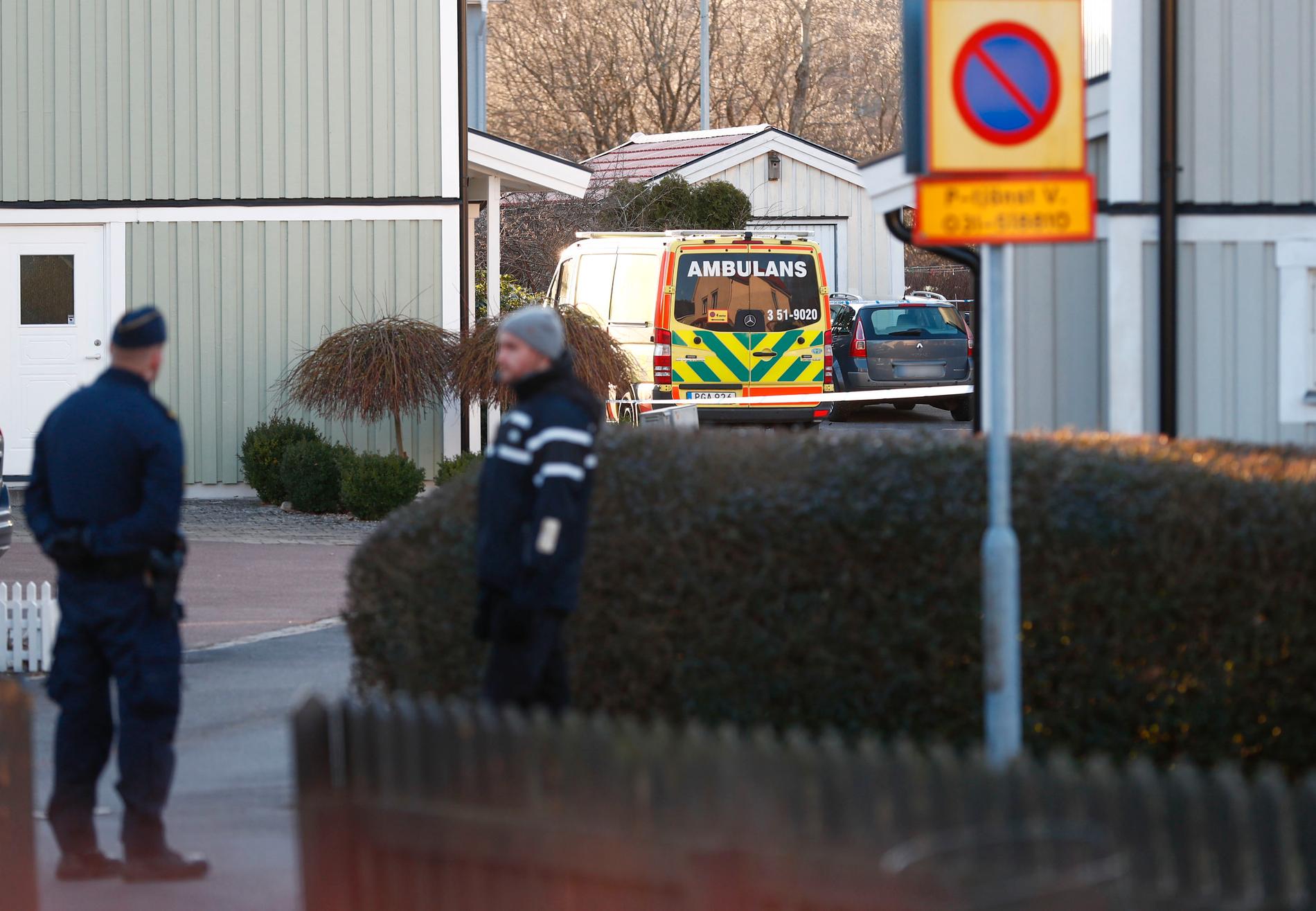 Mannen attackerade ambulanspersonal i ett villaområde utanför Göteborg.