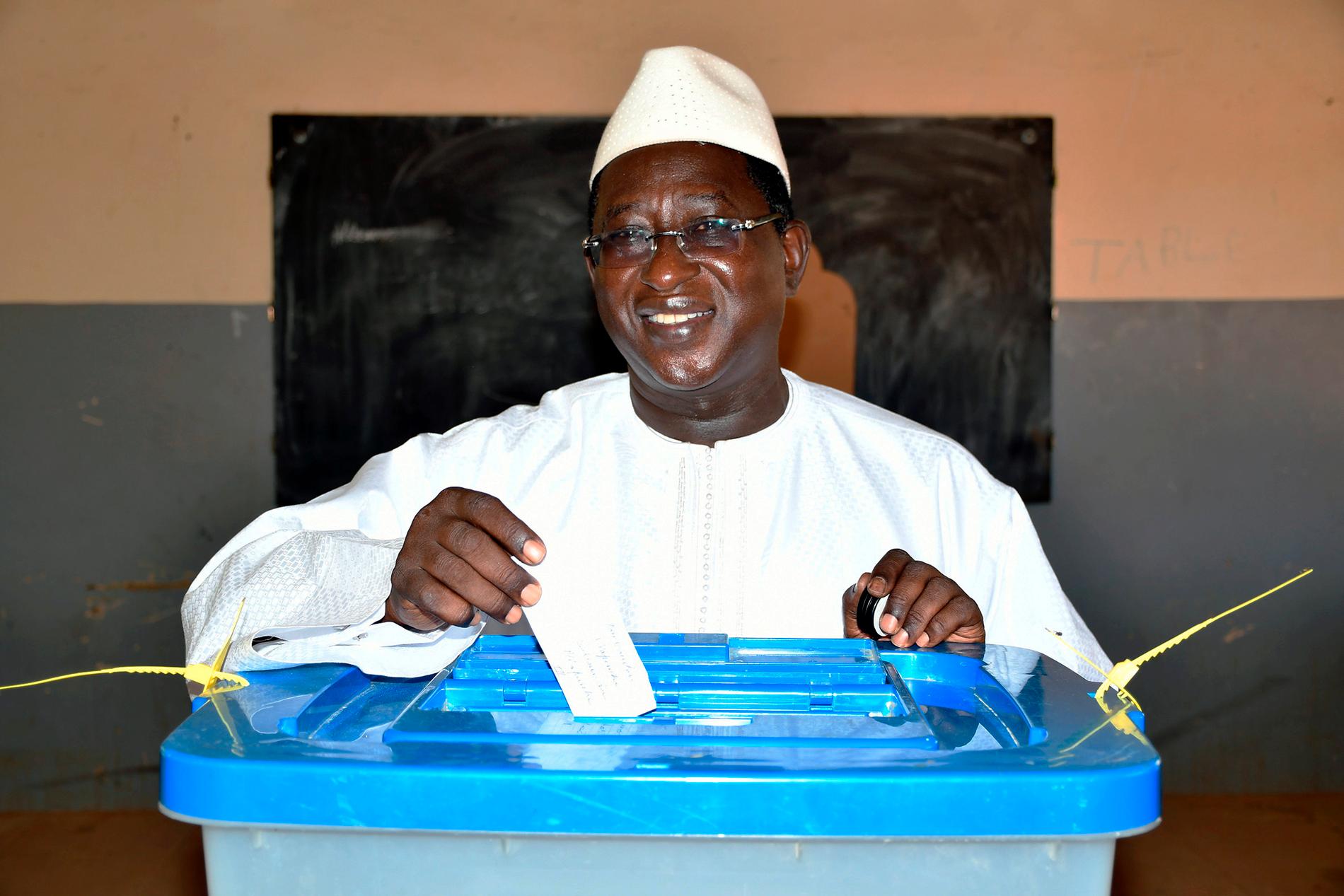 Oppositionsledaren Soumaila Cissé röstar i presidentvalet 2018. Han kidnappades tidigare i veckan när han var ute och kampanjade inför söndagens parlamentsval. Arkivbild.