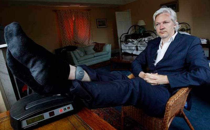 JUNI 2011. Assange i husarrest i London – med fotboja.