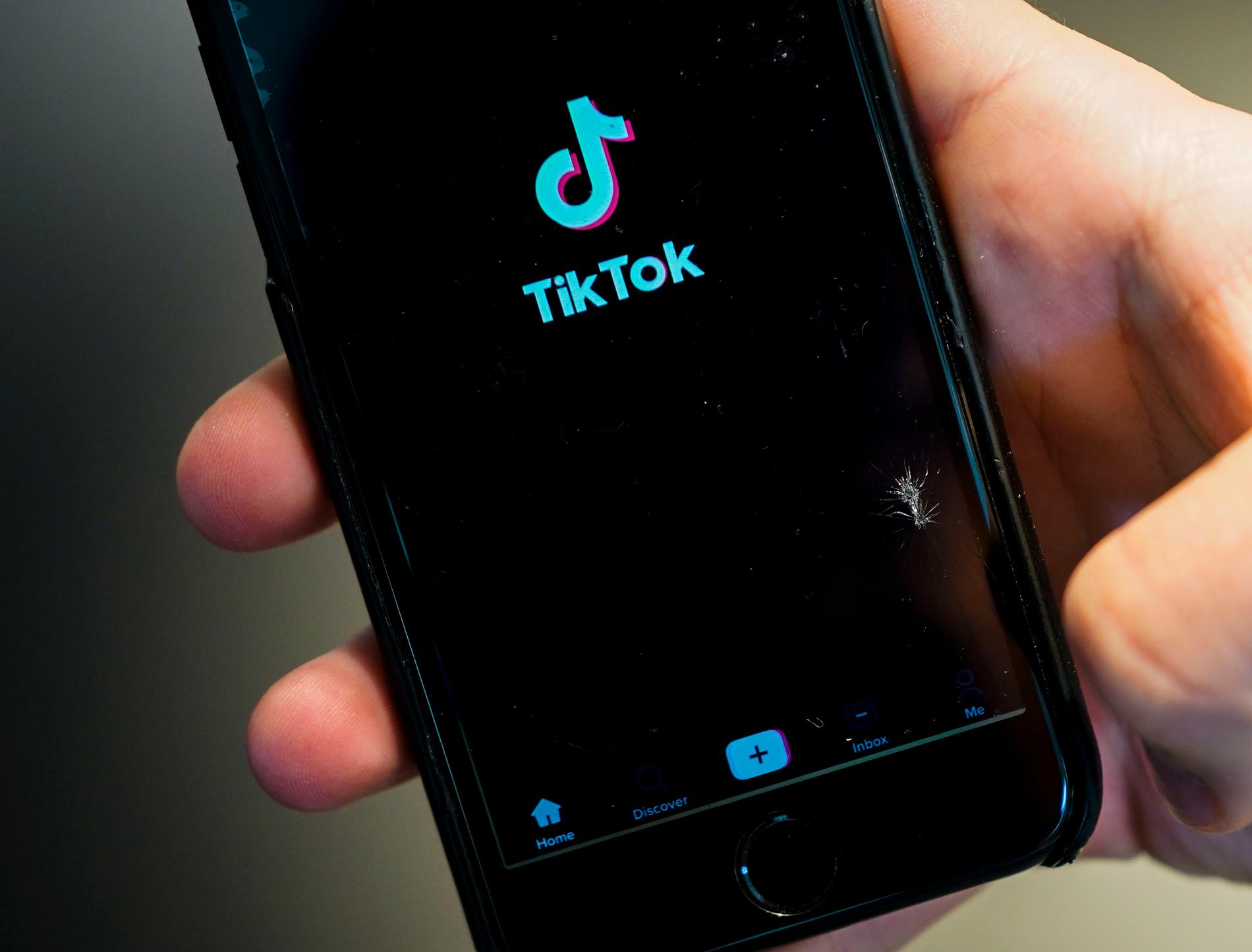 SVT förbjuder i ett mejl sin personal att använda videoappen Tiktok på företagets telefoner. Arkivbild.