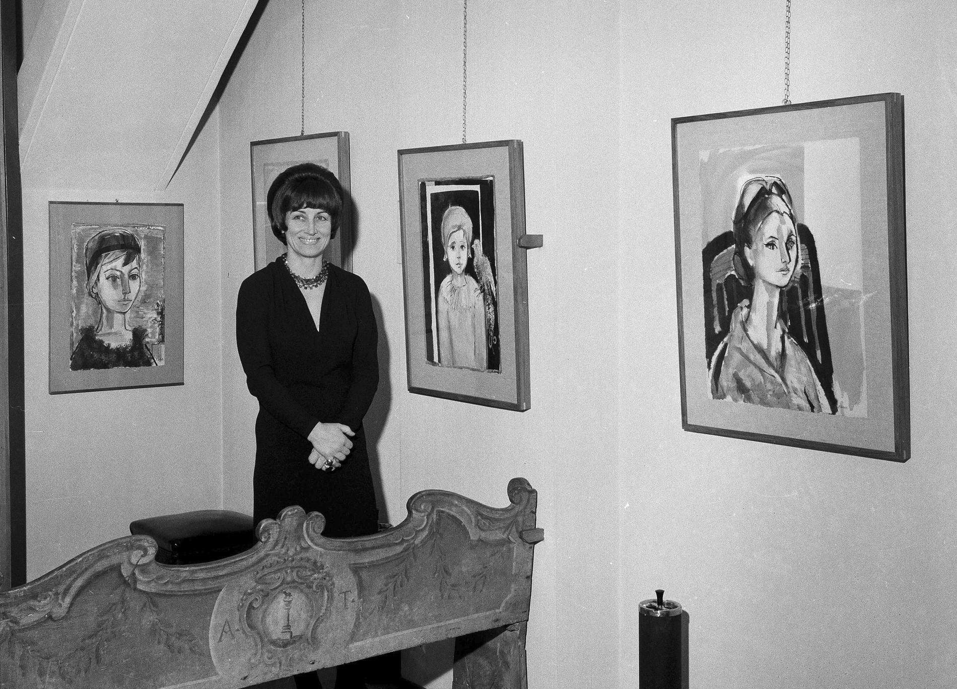 Konstnären François Gilot poserar framför några av sina verk under en utställning i Milano 1965. Gilot, som dock blev mer känd för sin relation med konstnären Pablo Picasso dog i New York på tisdagen. Arkivbild.