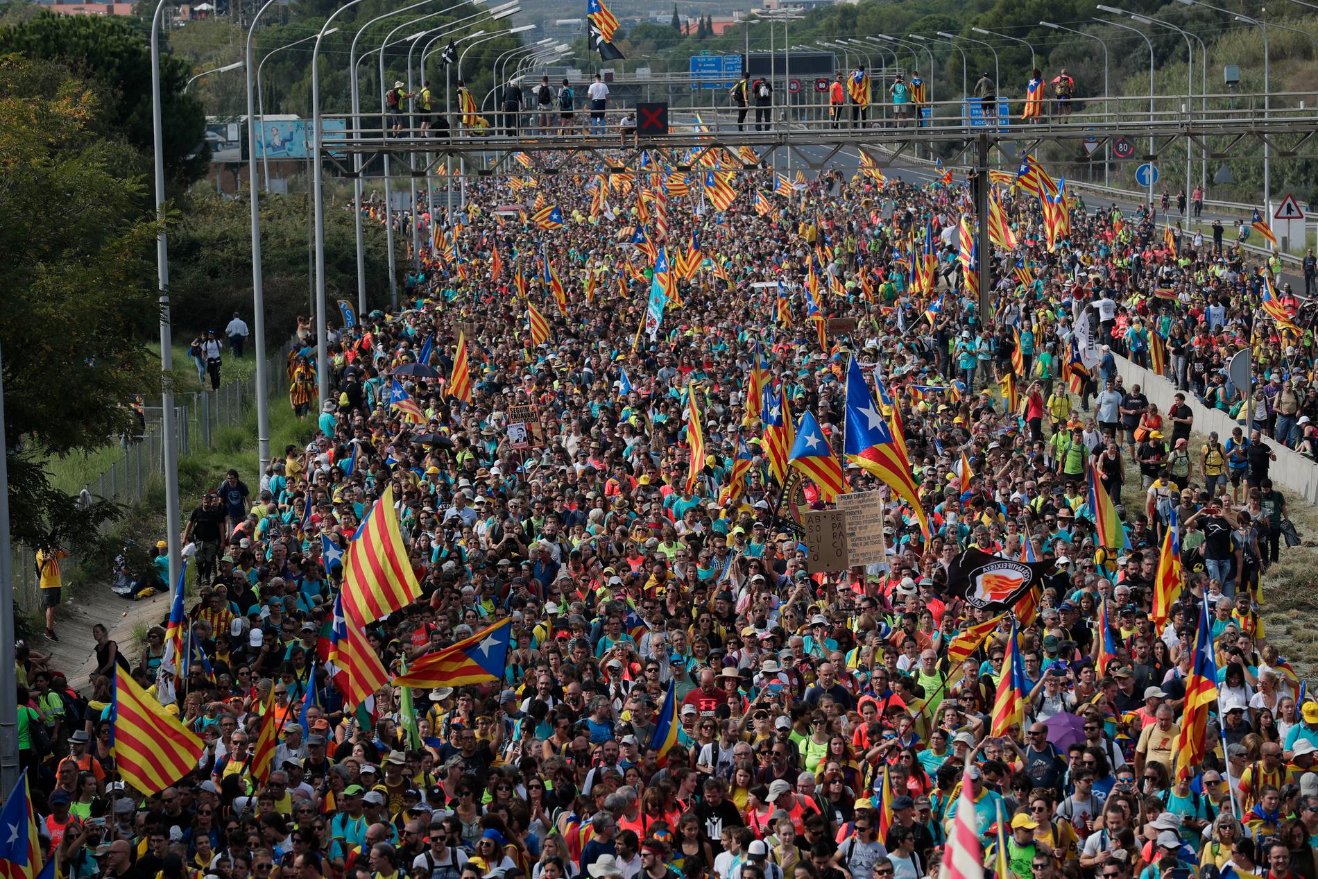 Demonstranter på väg för att delta i en manifestation i Barcelona.