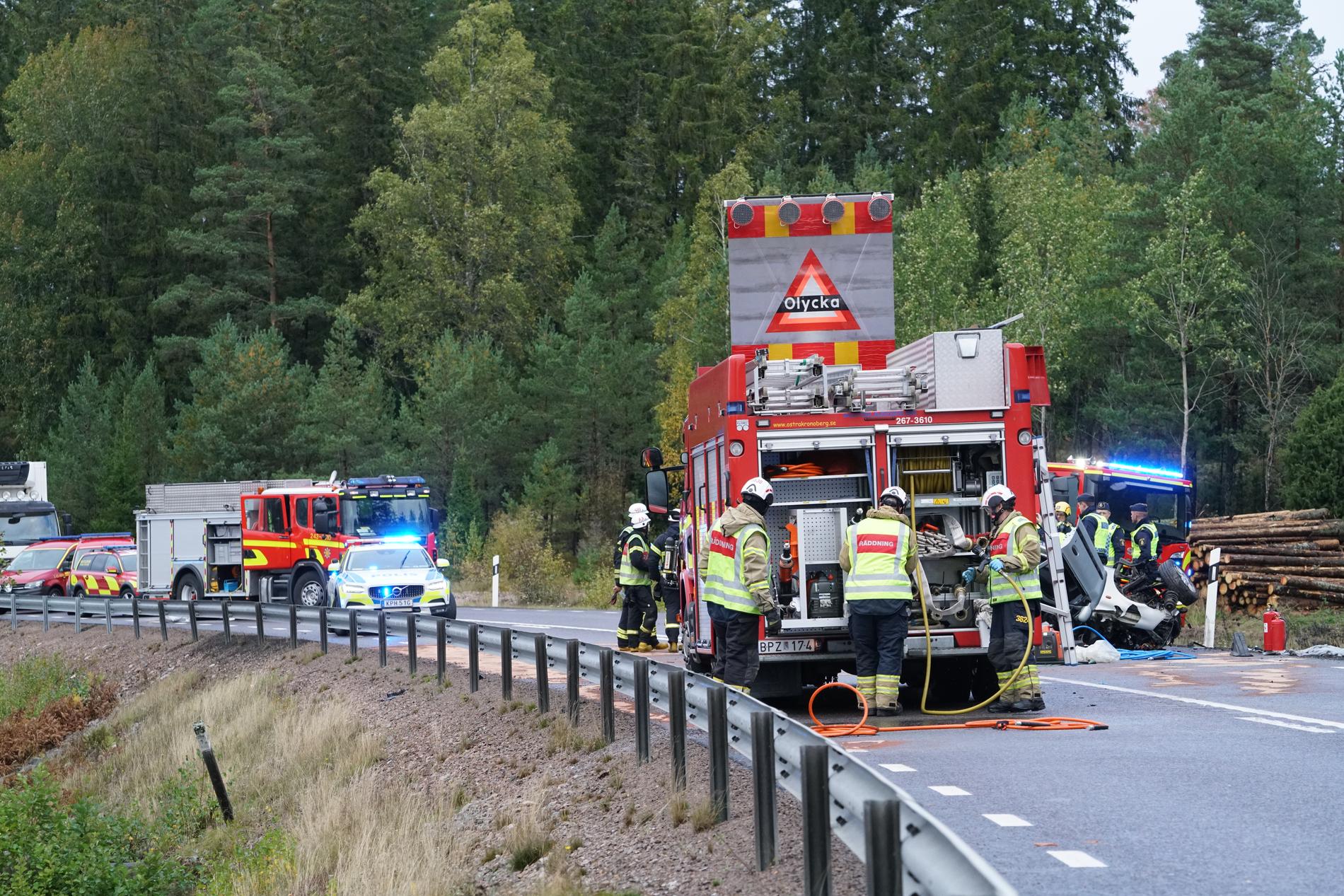Frontalkrocken mellan två personbilar i Uppvidinge kommun utanför Växjö på torsdagseftermiddagen har krävt ett tredje dödsoffer. Arkivbild.