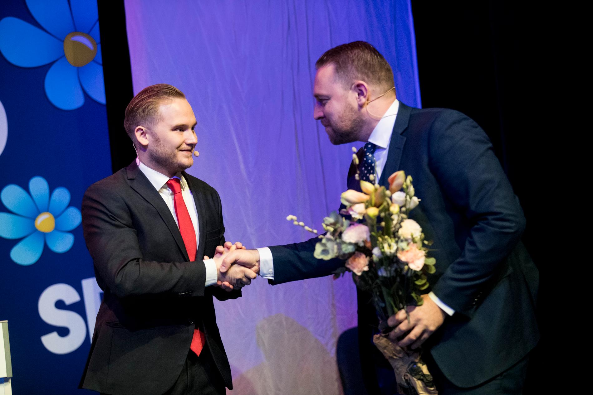 Tillträdande riksdagsgruppledare Henrik Vinge (SD) tackar av den avgående gruppöedaren Mattias Karlsson (SD) under Sverigedemokraternas landsdagar i Örebro.