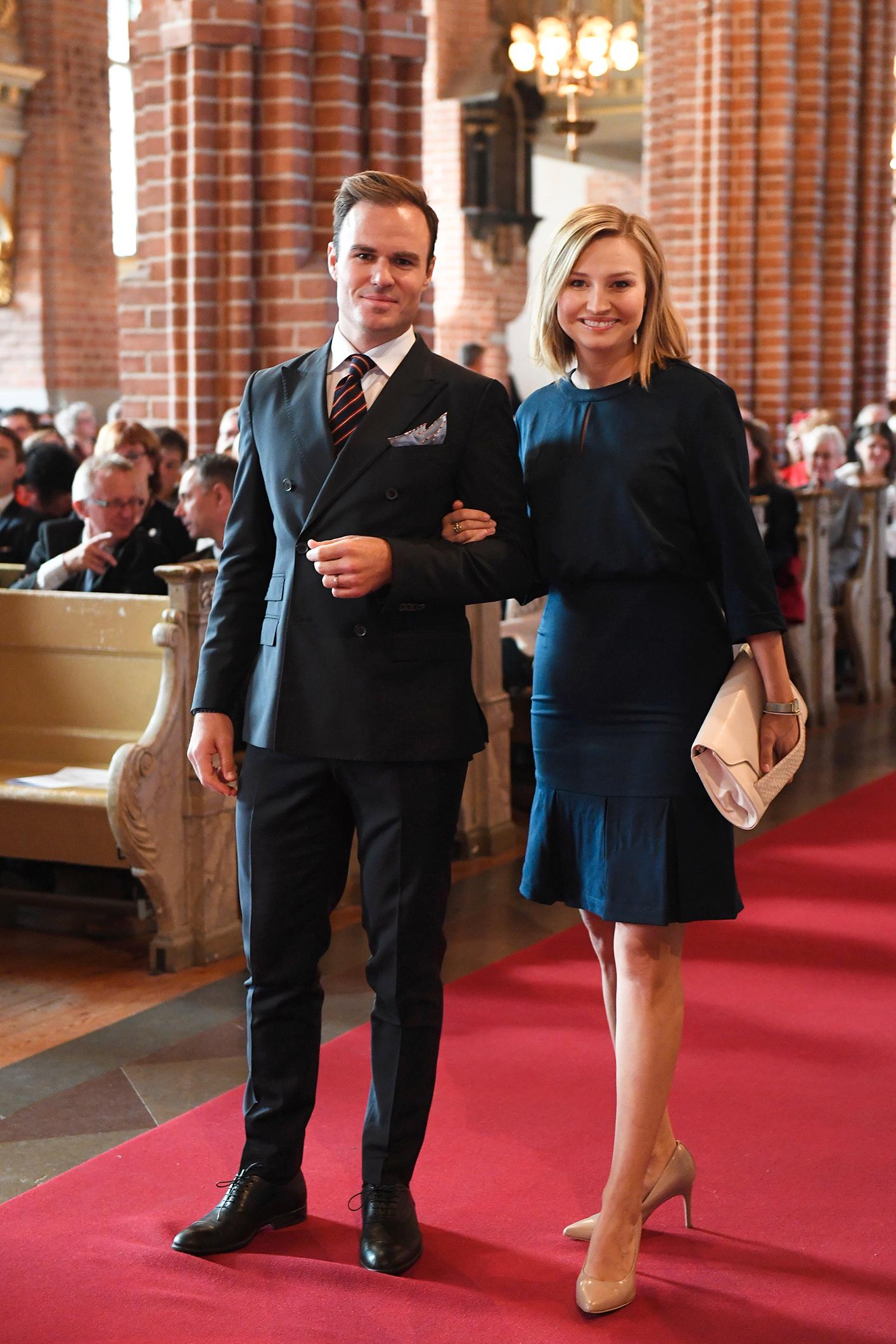 Kristdemokraternas partiledare Ebba Busch Thor och Niklas Busch Thor anländer till gudtjänsten i Storkyrkan i samband med Riksmötets öppnande.
