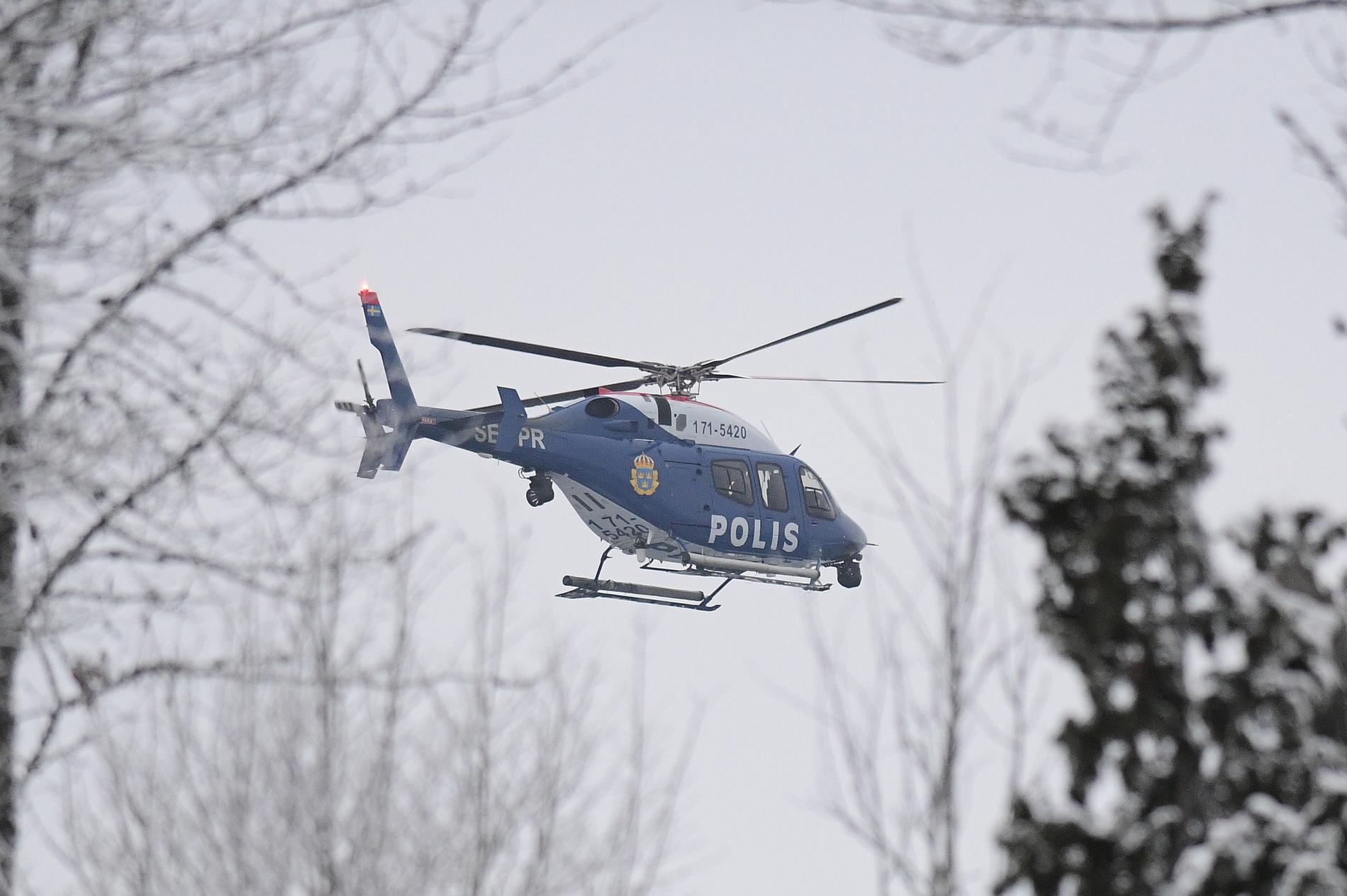 Flera helikoptrar deltog i sökandet efter skoterföraren. Arkivbild.