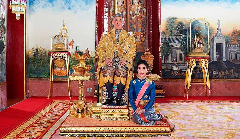 Kung Maha Vajiralongkorn och älskarinnan Sineenatra Wongvajirabhakdi som först upphöjdes till bihustru och sedan degraderades och anklagades för att intrigera mot drottningen. Nu ryktas det att Sineenatra återfått sina privilegier hos kungen i Tyskland. 