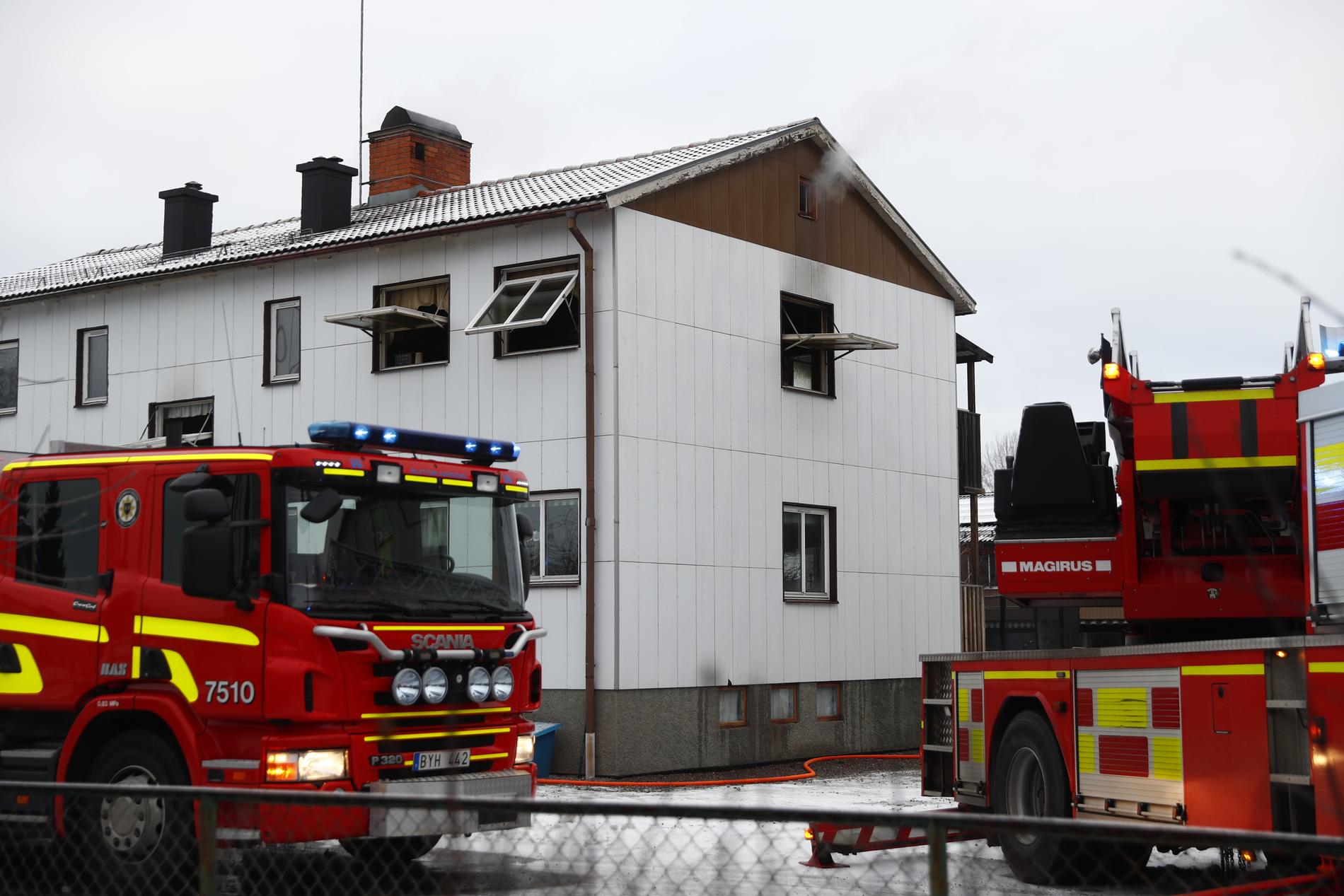 Larmet gick vid 08.34 på söndagsmorgonen om brand i ett flerbostadshus i Åtvidaberg. En person fördes till sjukhus.