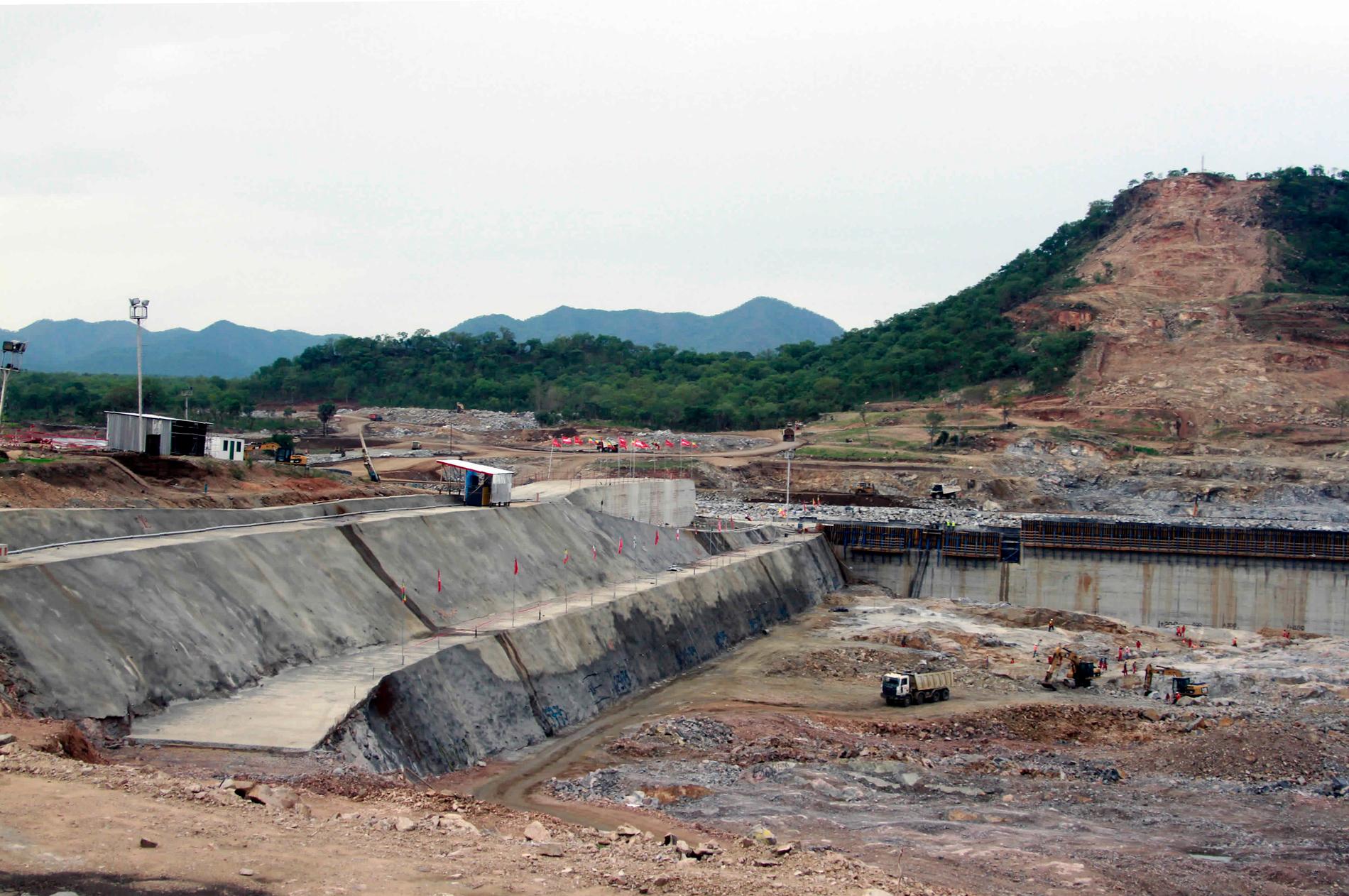 Vattenkraft är en av Etiopiens viktigaste naturtillgångar. Bygget av kontinentens största vattenkraftsdamm har dock rört upp ilska nedströms, där man är oroade över minskade vattenflöden när dammen ska fyllas. Arkivbild från bygget 2013.