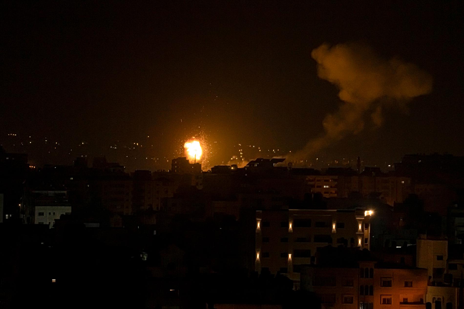 Israel genomförde på fredagsmorgonen flygräder mot mål i Gaza – medan militanta palestinier i sin tur avfyrade fem raketer under natten.