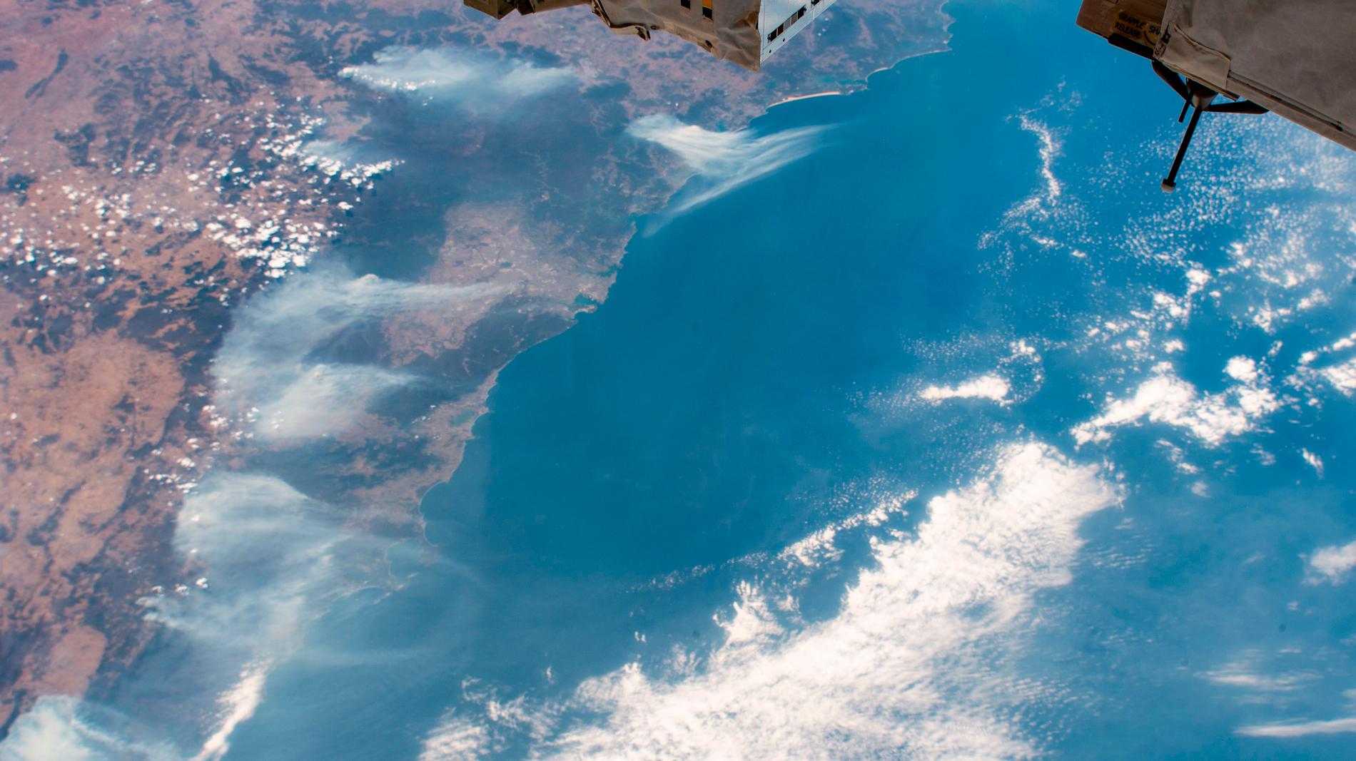 Röken från skogsbränderna i Australien syns tydligt på den här bilden, tagen från Internationella rymdstationen ISS den 3 januari.
