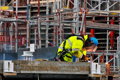 Sedan 2005 har antalet inspektioner av Arbetsmiljöverket på byggarbetsplatser minskat med tio procent, enligt Sveriges Radio Ekot.