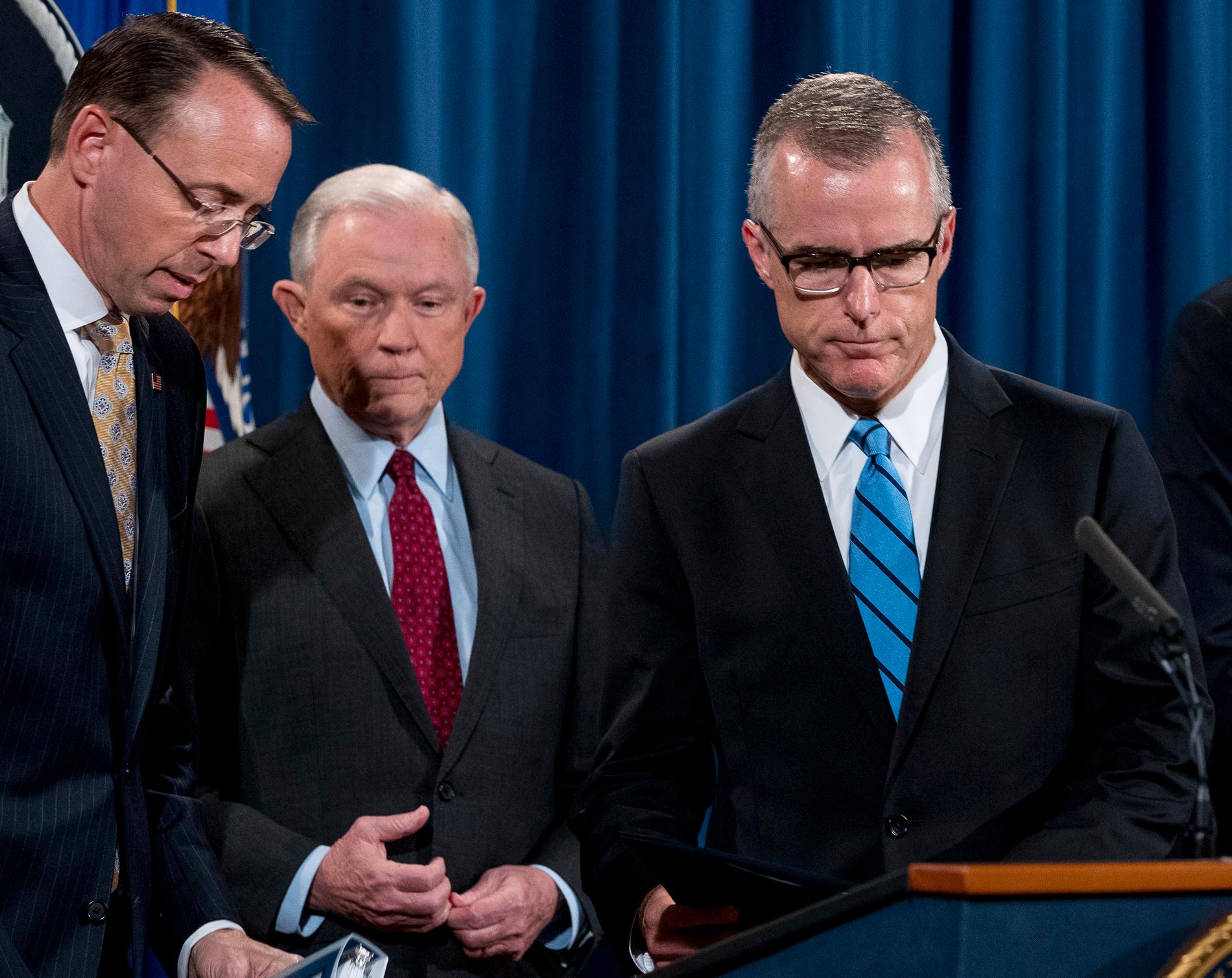 FBI:s sparkade vicechef Andrew McCabe, till höger, tillsammans med justitieminister Jeff Sessions i mitten. Arkivbild.