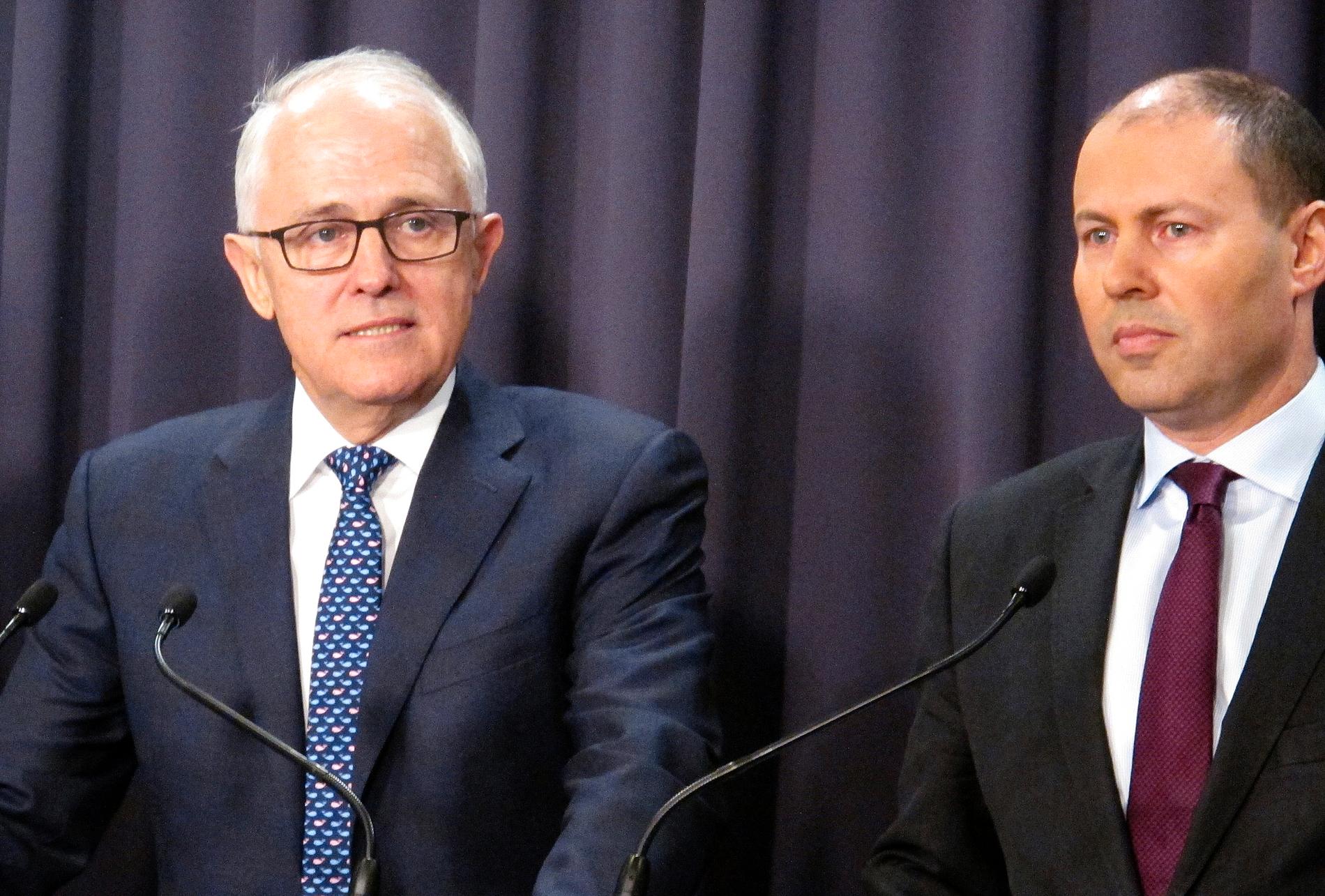 Australiens premiärminister Malcolm Turnbull, till vänster, och miljöminister Josh Frydenberg i Canberra under måndagen.