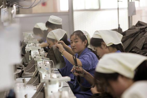 Kinesisk klädfabrik som tillverkar plagg åt H&M. 