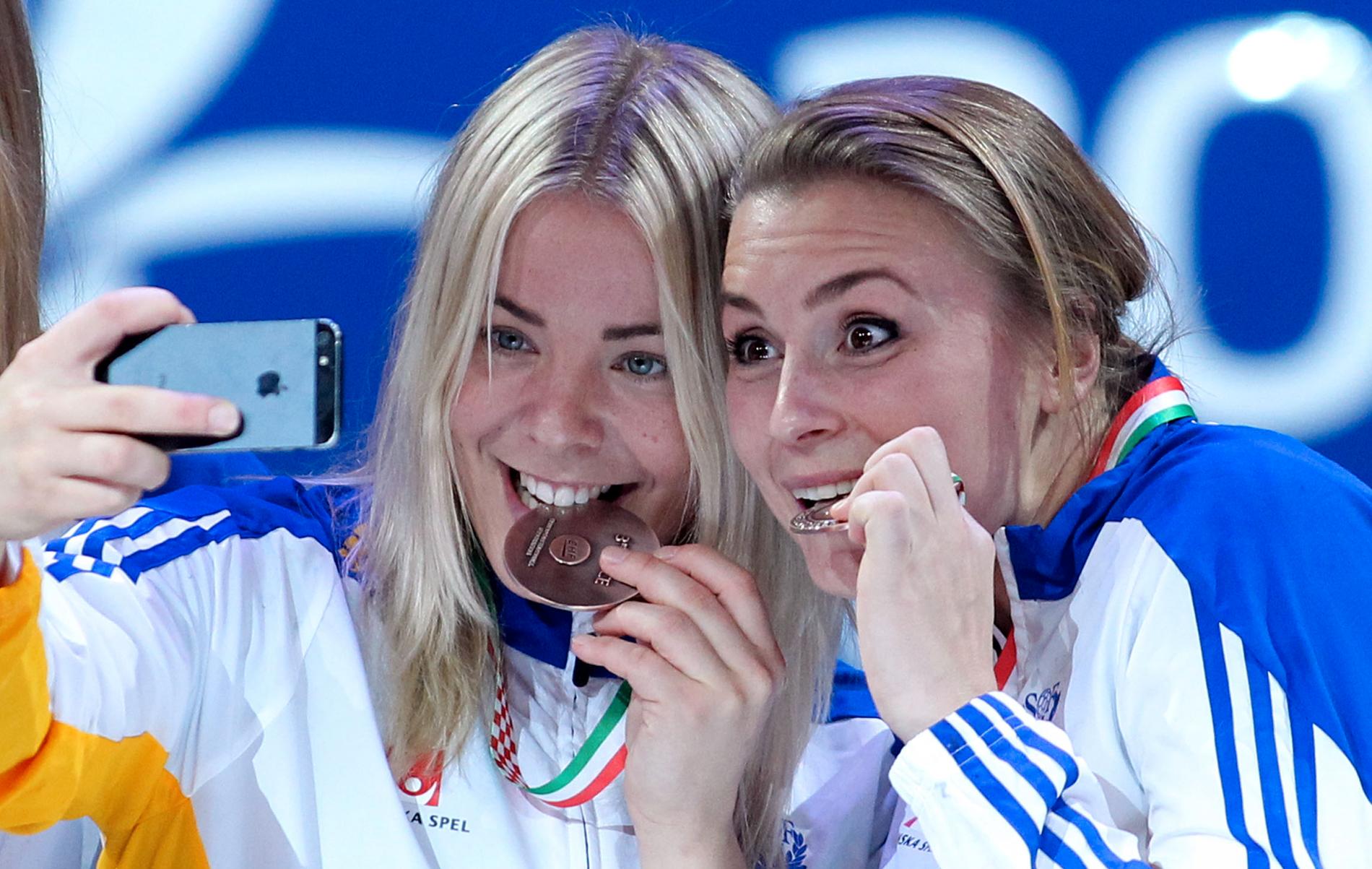 Jessica Helleberg och Isabelle Gulldén firar Sveriges EM-brons i Ungern 2014. Arkivbild.