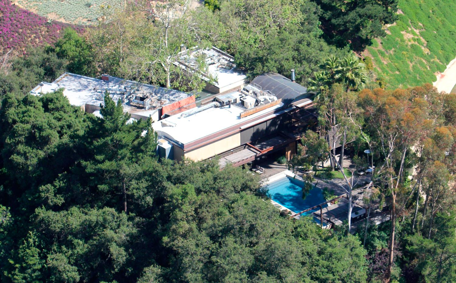 Det var tidigt under söndagsmorgonen som mannen hittades död i Demi Moores pool i Los Angeles