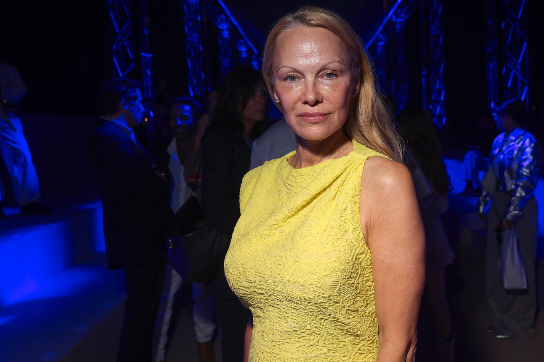 Den osminkade versionen av Pamela Anderson på Paris modevecka.