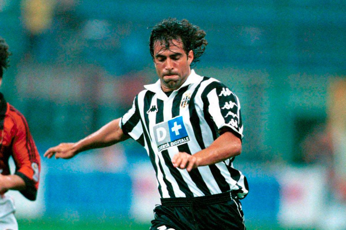 Esnaider spelade bland annat i Juventus under sin spelarkarriär.