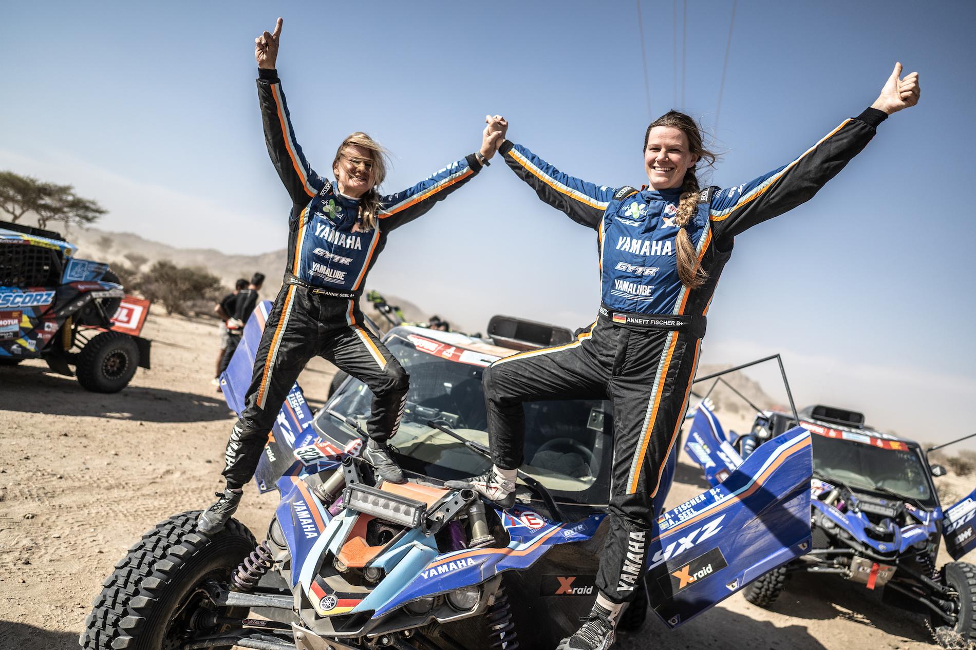 Annie Seel och Anett Fischer efter målgång i Rally Dakar 2022