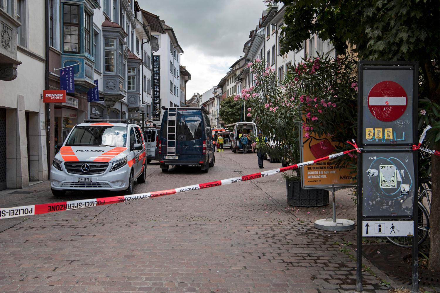 Stora delar av staden Schaffhausen i Schweiz har spärrats av efter en motorsågsattack.