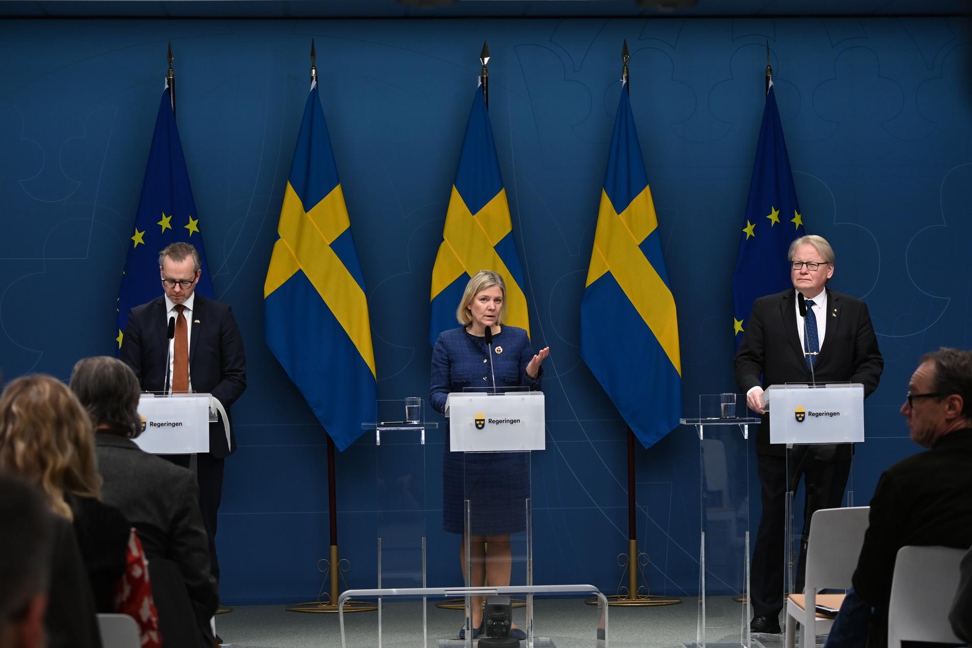 ”Sveriges försvarsförmåga ska kraftigt förstärkas” säger statsminister Magdalena Andersson på en pressträff. Till vänster finansminister Mikael Damberg och till höger försvarsminister Peter Hultqvist.