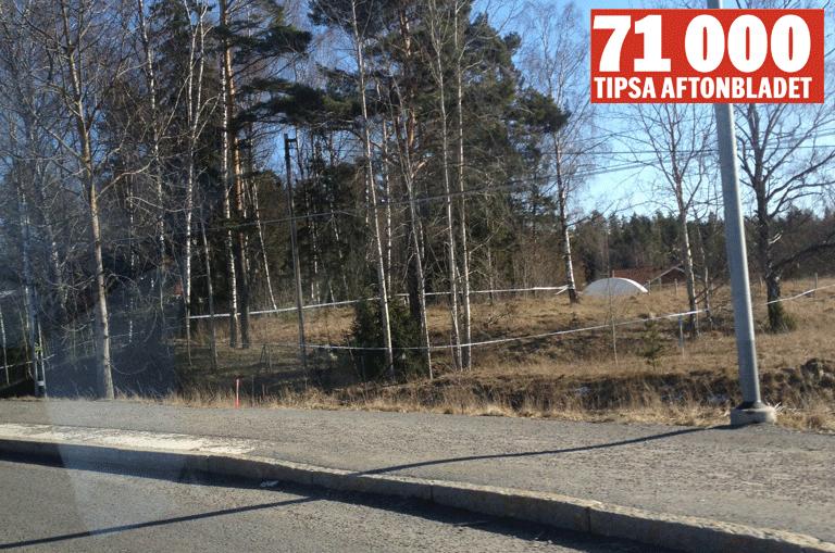 Kvinnan hittades död i ett skogsparti i Åkersberga.