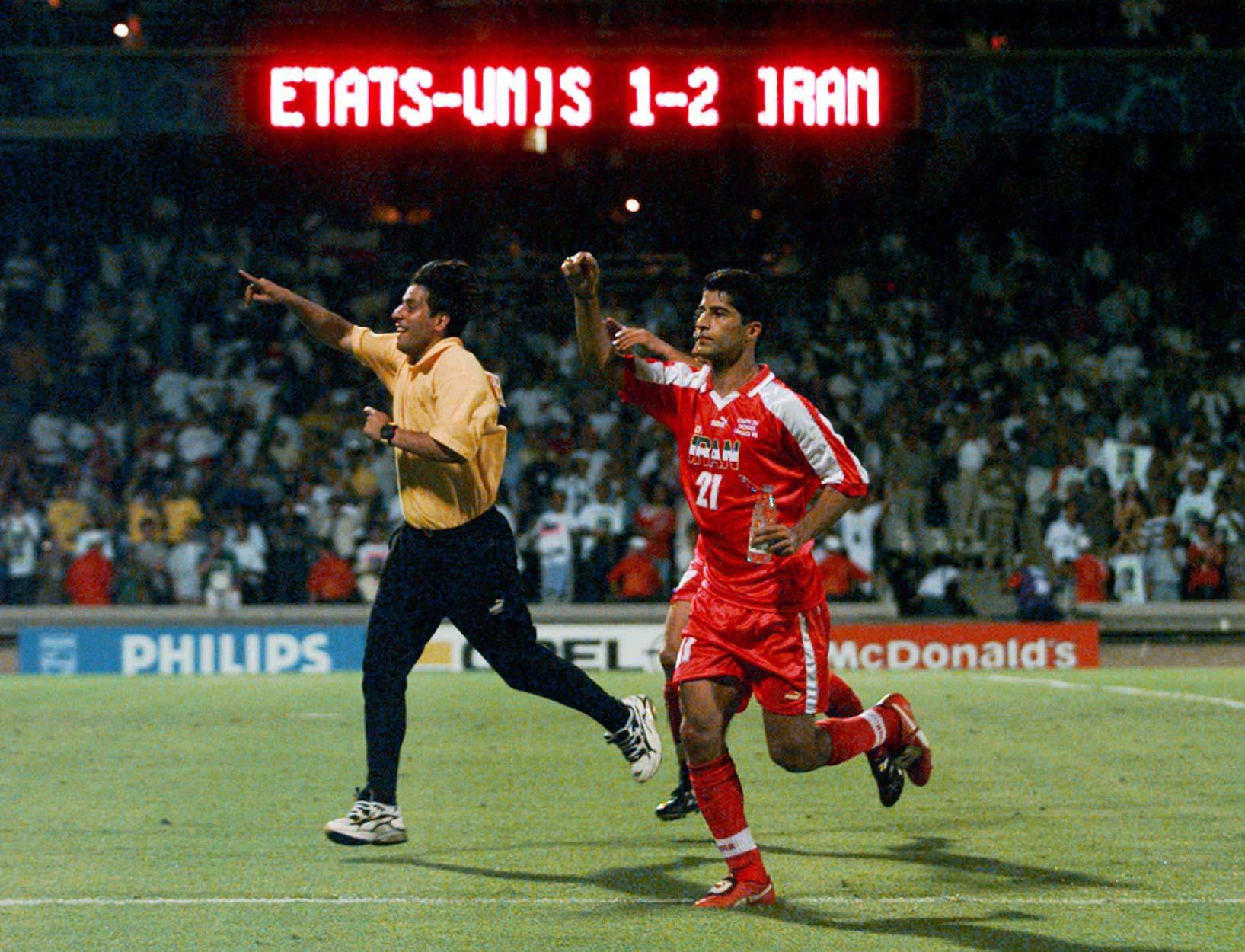 Mehrdad Minavand (höger) i den historiska VM-matchen mot USA 1998.