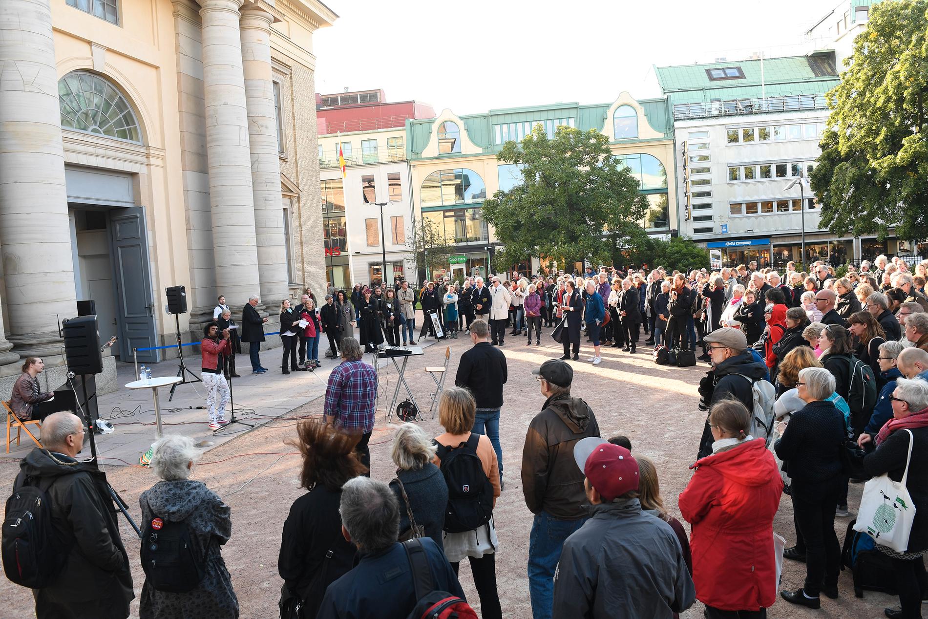 Manifestation mot rasism utanför domkyrkan i Göteborg på lördagen.