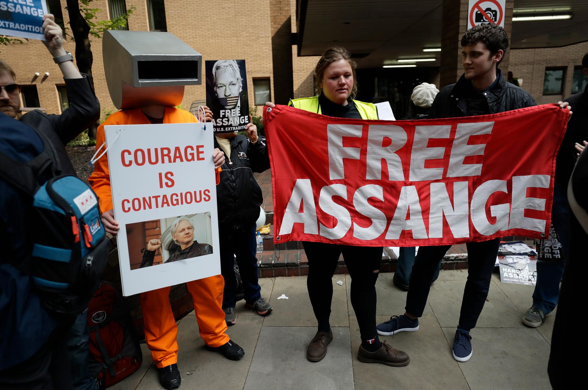 En grupp aktivister dök upp utanför domstolen där Julian Assange nu har fått sitt straff.
