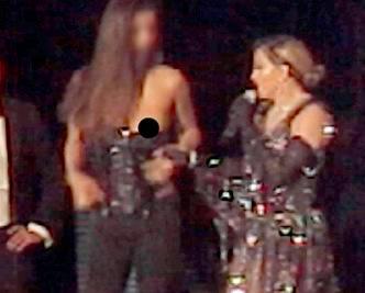 Här blottar Madonna 17-åringens bröst.
