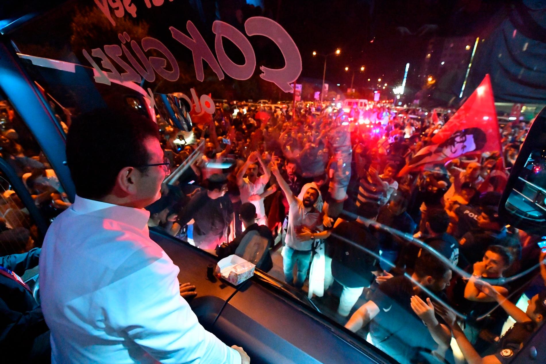 Ekrem Imamoğlu hälsar sina anhängare från kampanjbussen när segern står klar.