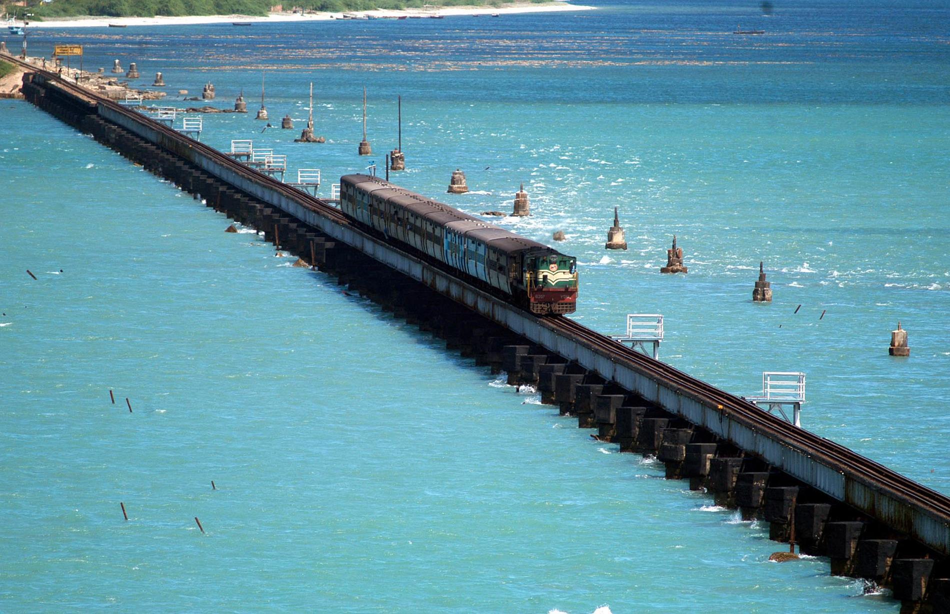 Pamban Bridge, Indien Staden Rameswaram på Pamban Island förbinds med den indiska fastlandet via en 2,5 km lång järnvägsbro. Rameswaram är en helig hinduisk plats och många pilgrimer tar tåget från närbelägna Chennai.
 Kolla in billigaste flygen till Indien här.