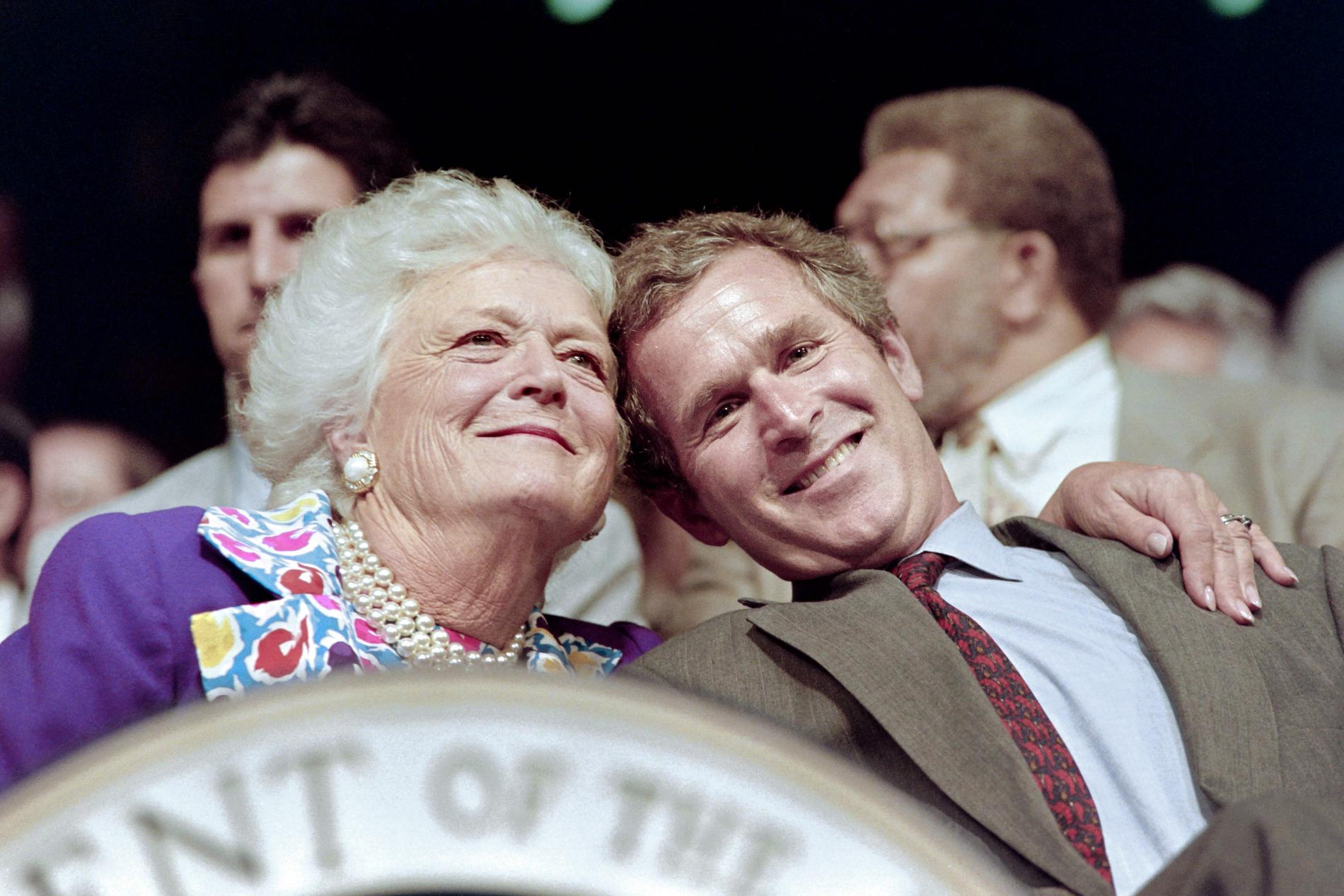 Barbara Bush med sin ”andre” president, sonen George W.
