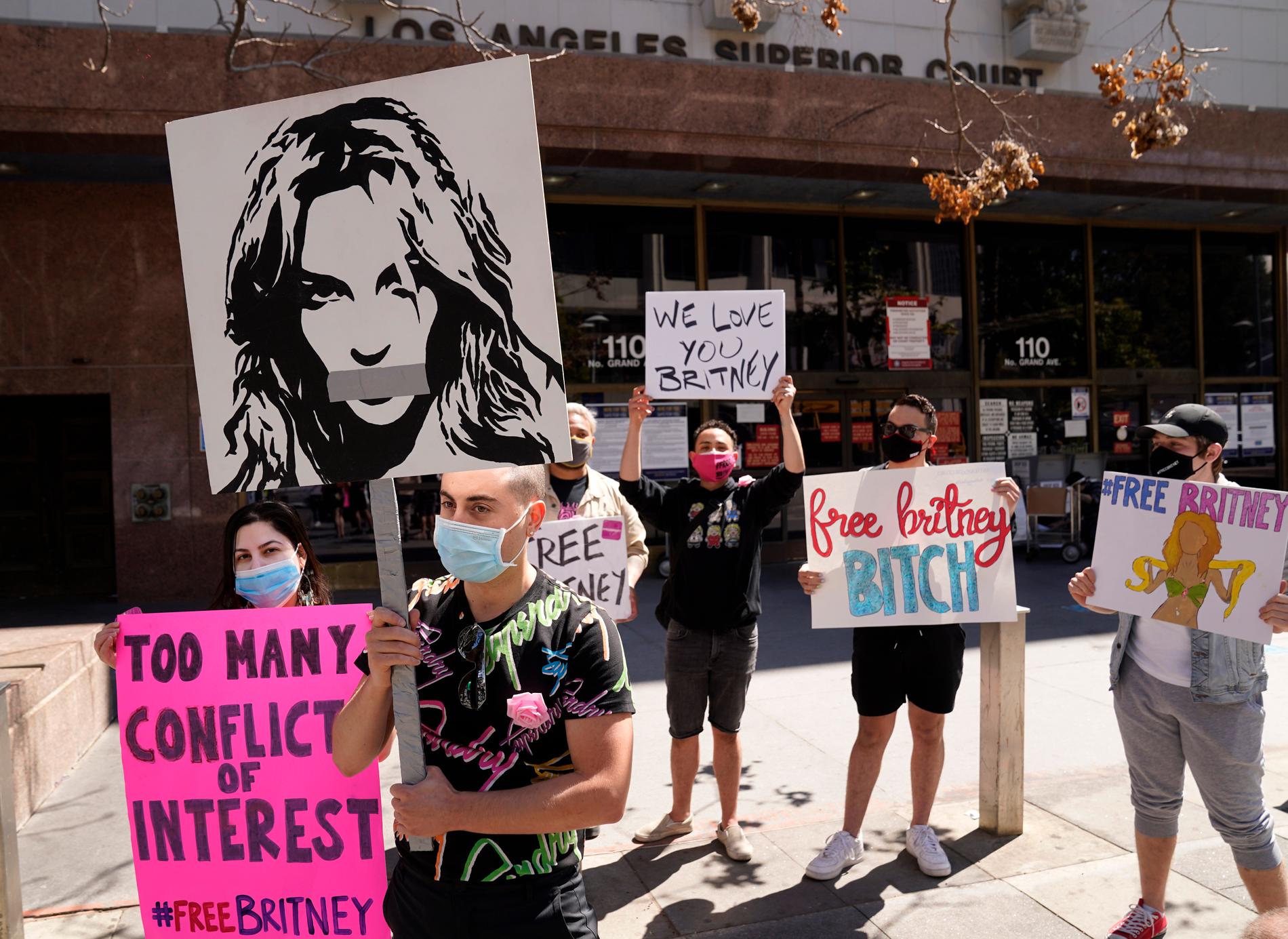 Britneys fans utanför domstolen.
