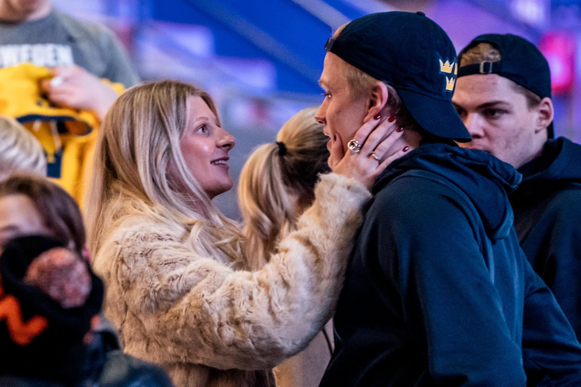 Elias Pettersson firar med flickvännen Disa efter vinsten i semifinalen.