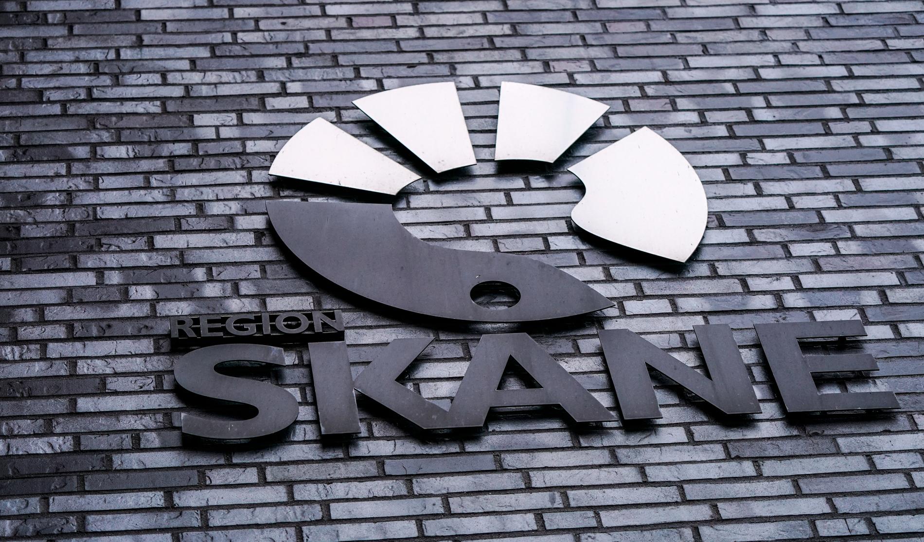 Region Skånes logotyp på fasaden till Regionhuset i Dockan i Malmö.