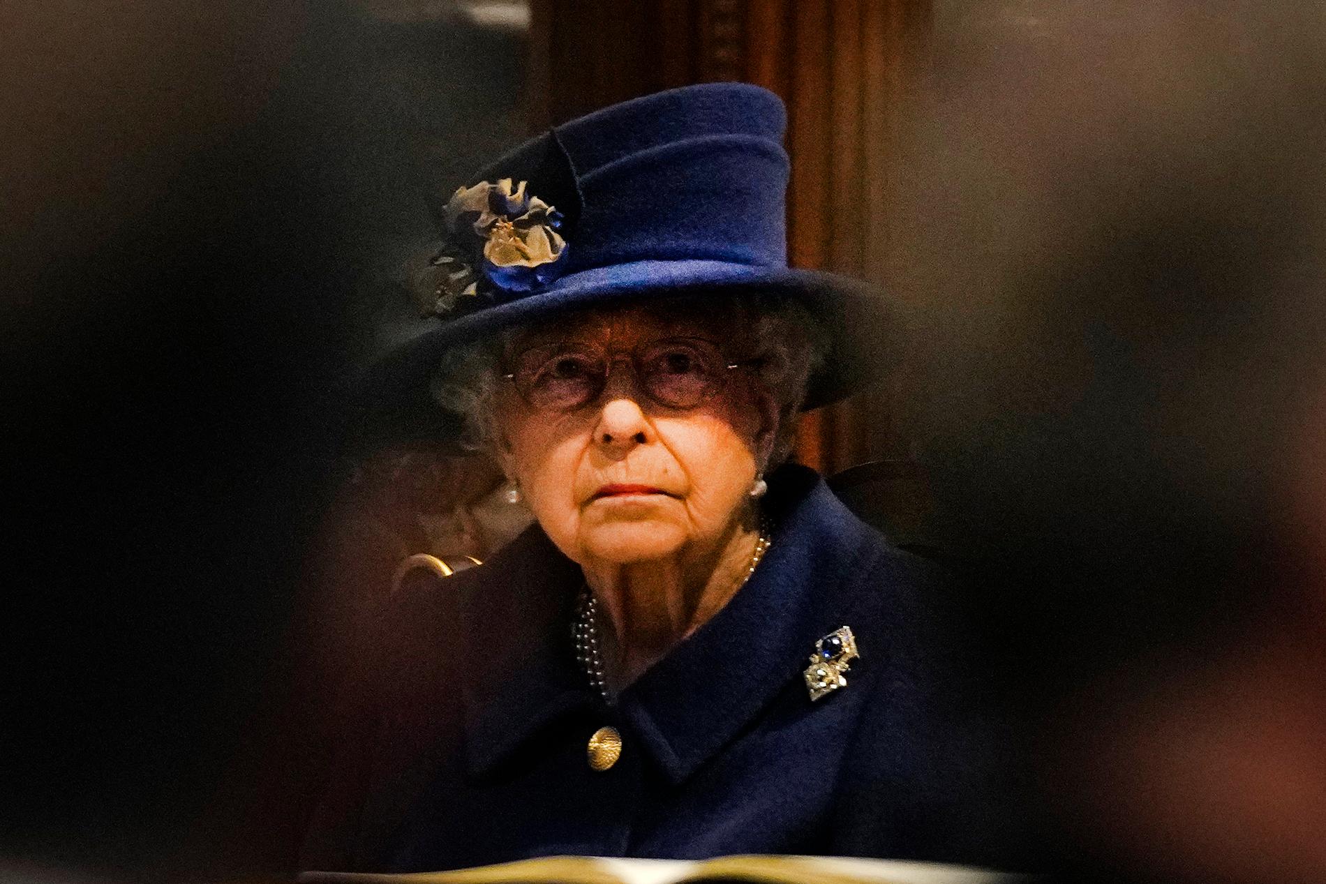 Drottning Elizabeth i London 21 oktober. Några irriterade kommentarer från drottning Elizabeth fångades upp av en mikrofon under öppnandet av parlamentet i Wales.